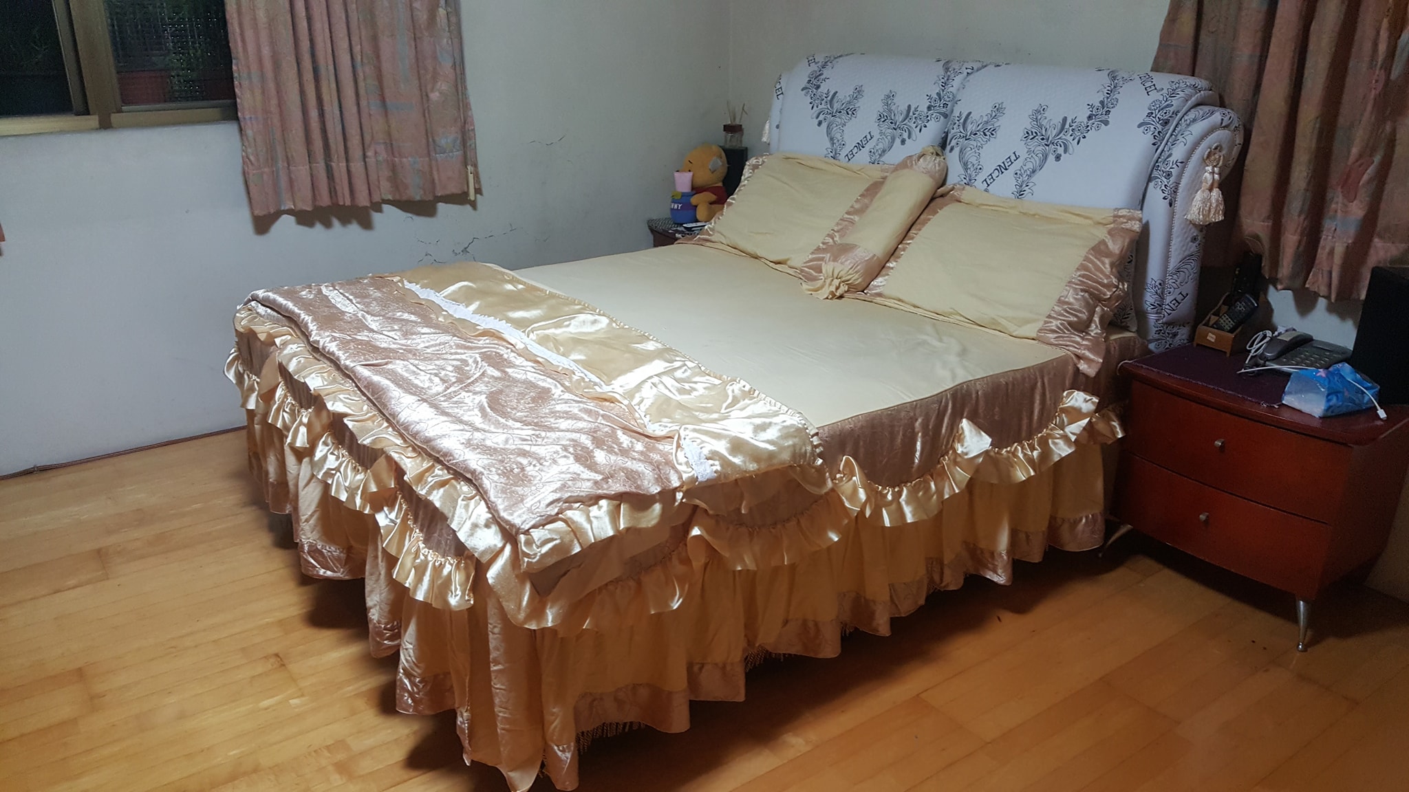 有網友於「爆怨公社」po出一張布置好的「床照」，他不解為何被媽媽嫌棄難看、不吉利。（翻攝自爆怨公社）