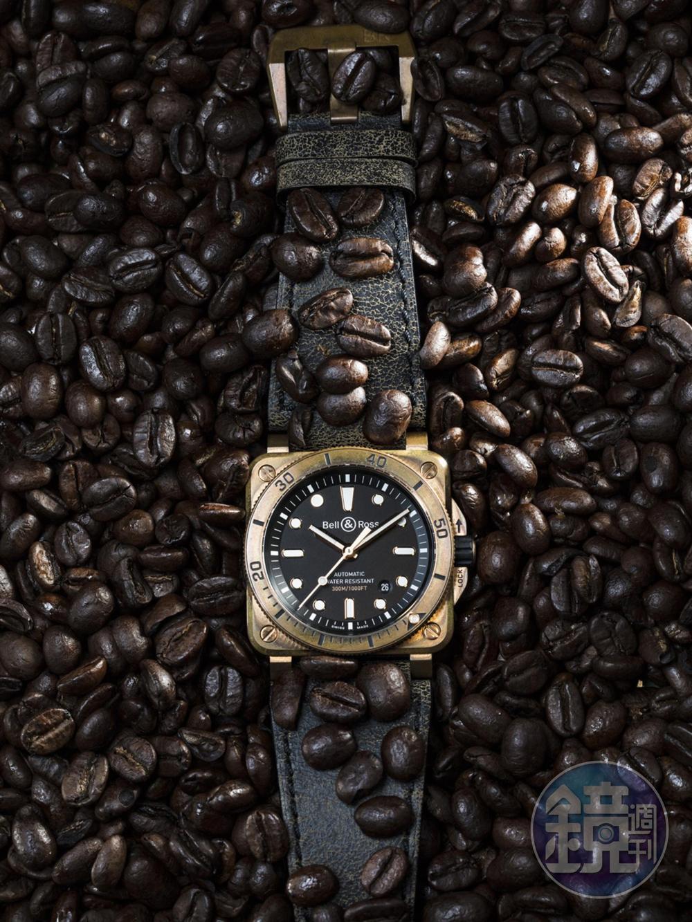 《BELL & ROSS BR 03-92 Diver Bronze》這是近期錶壇發表的最感性錶款之一：BELL & ROSS青銅潛水錶。為何這麼說？它的青銅外殼表面沒有做處理，讓材質自然氧化，更快速製造出古樸質感。單向潛水錶圈也採用與錶殼相同的青銅材質，而非採用一般的鋁圈，使色澤更加統一。可以看到，這款手錶表面已經出現些許銅綠與污痕，就像是一款從70年代佩戴至今的老錶。雖然如此，裡子還是一款貨真價實的潛水錶，而這樣的反差效果，也讓人更欣賞這款手錶的設計概念。功能：時、分、秒顯示；日曆顯示/機芯：自動上鏈機芯/定價：約NT$135,000（限量999只）