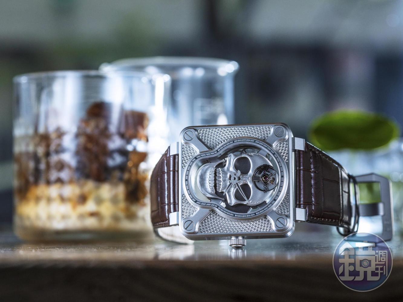 《BELL & ROSS BR-01 Laughing Skull》BELL & ROSS以航空儀器為設計靈感，其中「骷髏頭」原是二戰期間美軍傘兵的護身符，拿來做為手錶設計主題，更一舉成為潮流的標誌。這款最新的「骷髏頭」手上鏈腕錶，除了機芯擺輪鏤空放在大腦，其下巴位置還做了特殊結構，當轉動錶冠為發條上鏈時，會同時上下移動，就像是正在發出呵呵呵笑聲的頭蓋骨，多了一些恐怖感，也添加更多的玩賞樂趣，再也不會懶得幫機芯上鏈了。這款手錶，可以說是感性設計最極致的表現。功能：時、分顯示/機芯：手上鏈機芯/定價：約NT$339,600（限量500只）
