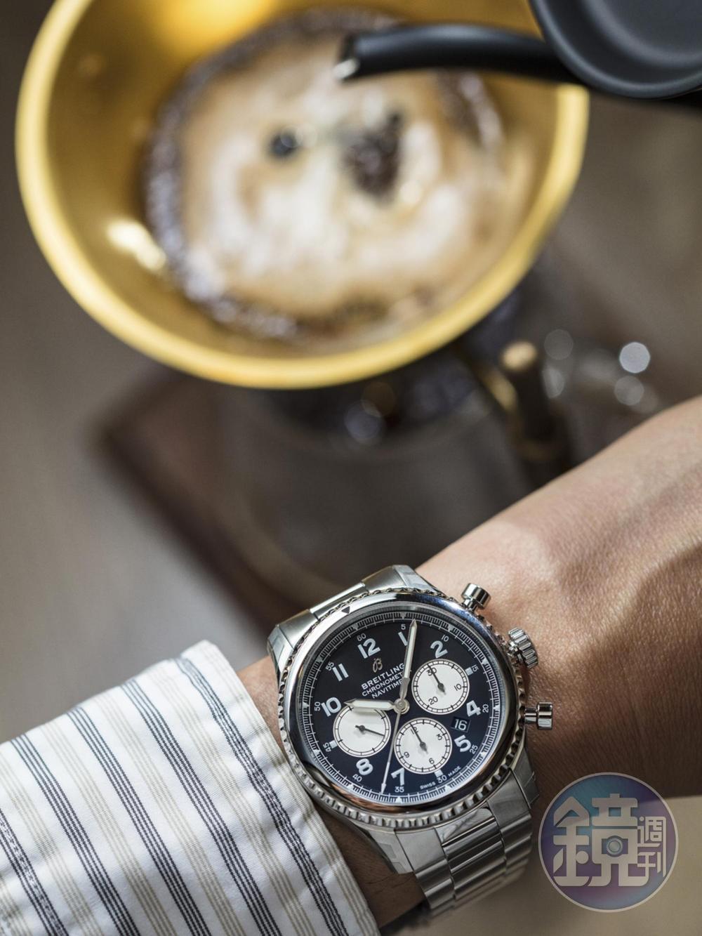 《BREITLING NAVITIMER 8 B01 Chronograph》百年靈在新任總裁Georges Kern的操刀下，推出Navitimer 8計時腕錶系列，力求擴大品牌的消費族群，不再侷限於航空迷。這個系列的設計，強調的是「復古」（Retro）而非復刻，也就是要在古典與現代之間取得良好的平衡，讓消費者感受到復古的溫度，同時在非常適合摩登生活的配戴需求。也可以說是在理性與感性之間取得完美的平衡。值得一提的，面盤所採用的「反熊貓面」設計，正是百年靈首創的設計。功能：時、分、小秒針顯示；計時碼錶；日曆視窗/機芯：自動上鏈機芯/定價：約NT$236,300