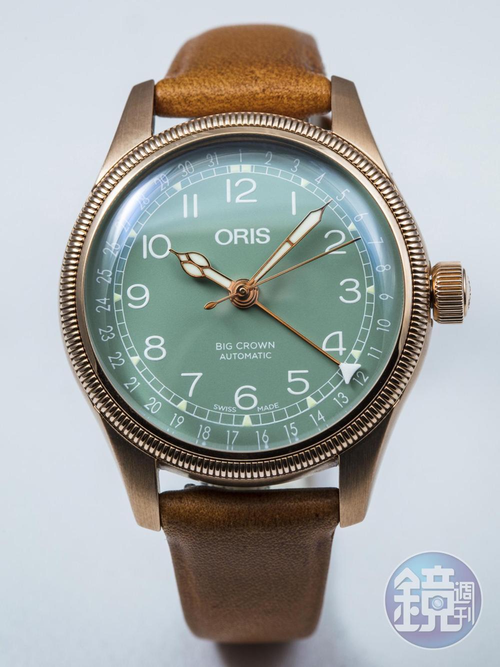 《ORIS Big Crown Pointer Date Bronze》「青銅風潮」完全沒有止息的跡象。讓ORIS繼之前的青銅潛水錶大獲成功之後，再推出這款青銅綠面的指針式日曆錶款。此錶採用青銅錶殼、暗綠色面盤這個叫人很難拒絕的高票房組合，但最叫人驚訝的是，其錶殼縮到36mm的小尺寸。這樣的設計非常大膽，有可能會叫大多數男生們卻步，但是卻也因為這樣，此錶才有獨一無二的古董味道，很難在市面上找到另一款這麼仿古的新錶了。感性程度完全破表。功能：時、分、秒顯示；日期指示/機芯：自動上鏈機芯/定價：約NT$53,800