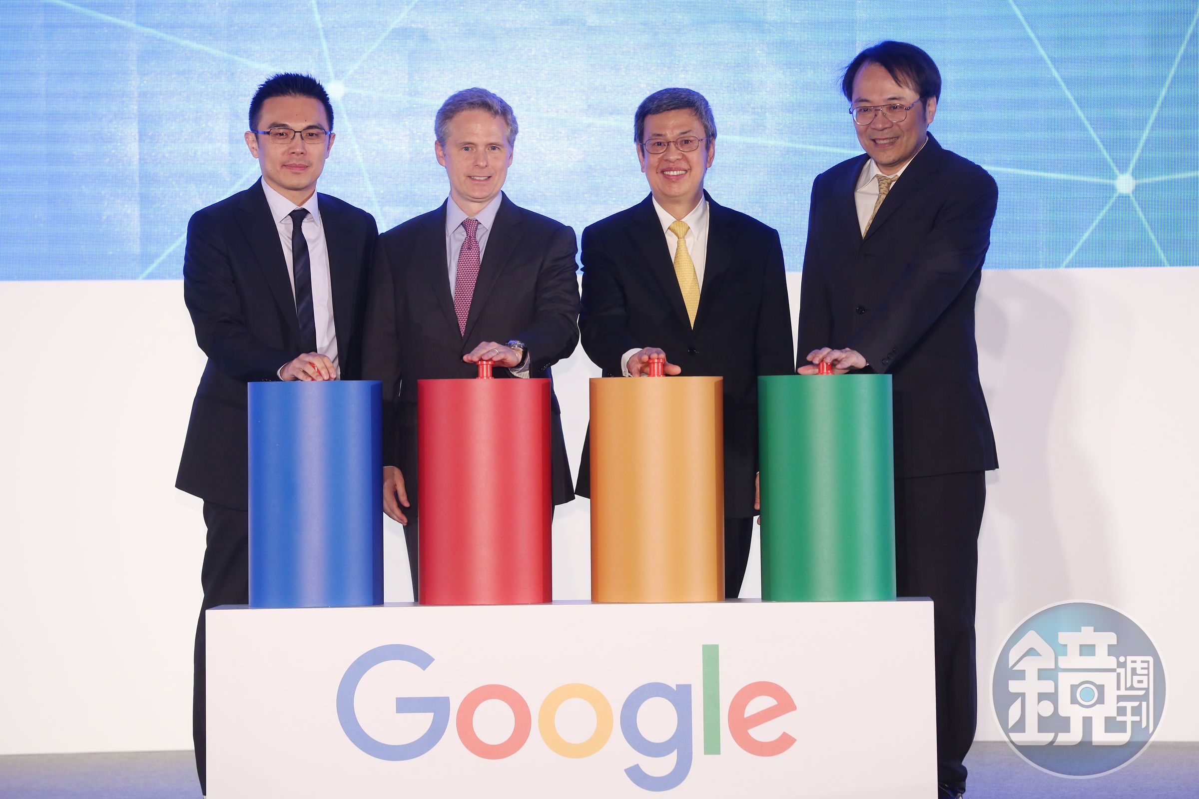 副總統陳建仁（右二）、Google台灣董事總經理簡立峰（右一）3月份時參與智慧台灣計畫啟動典禮。