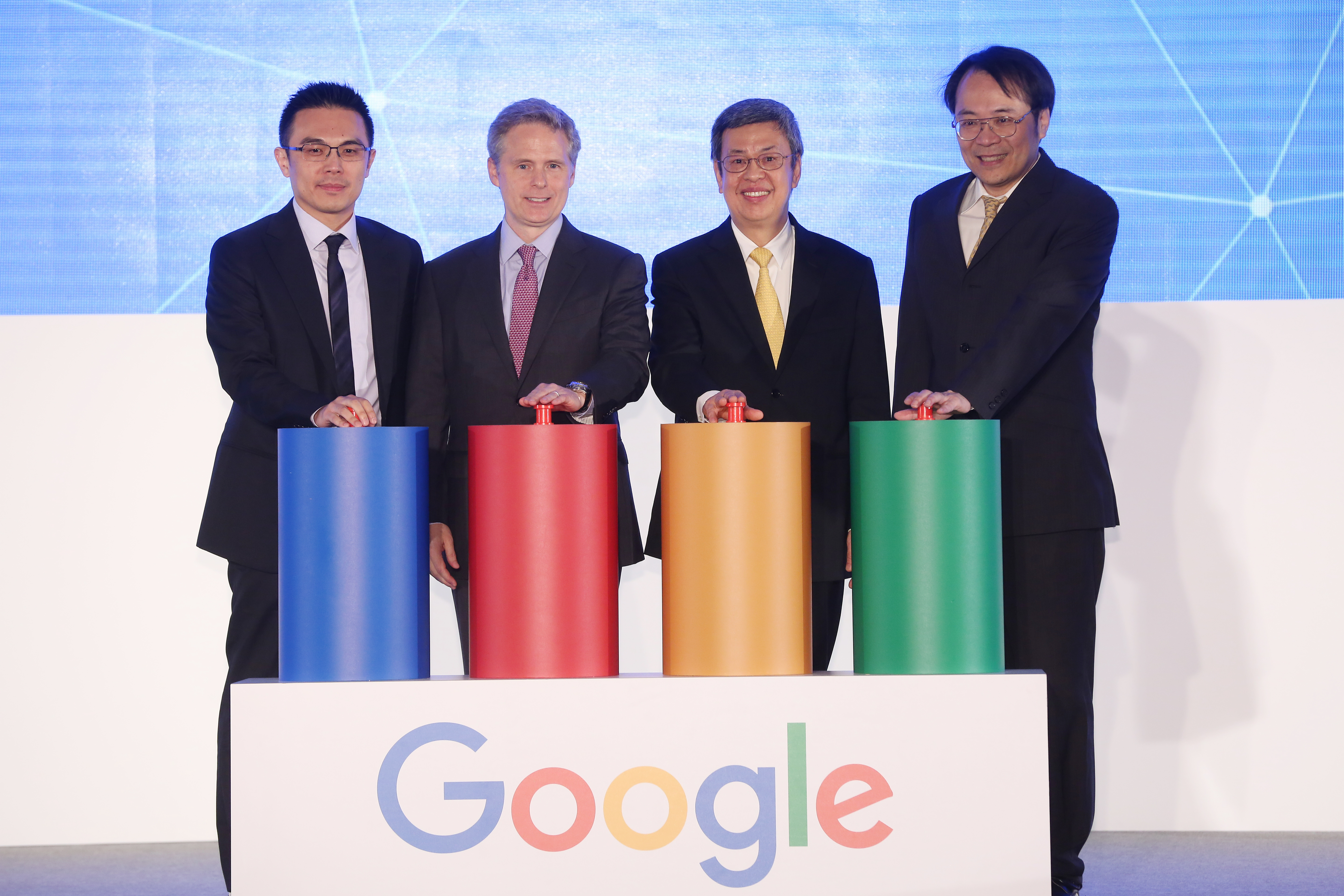 副總統陳建仁（右二）、Google台灣董事總經理簡立峰（右一）3月份時參與智慧台灣計畫啟動典禮。