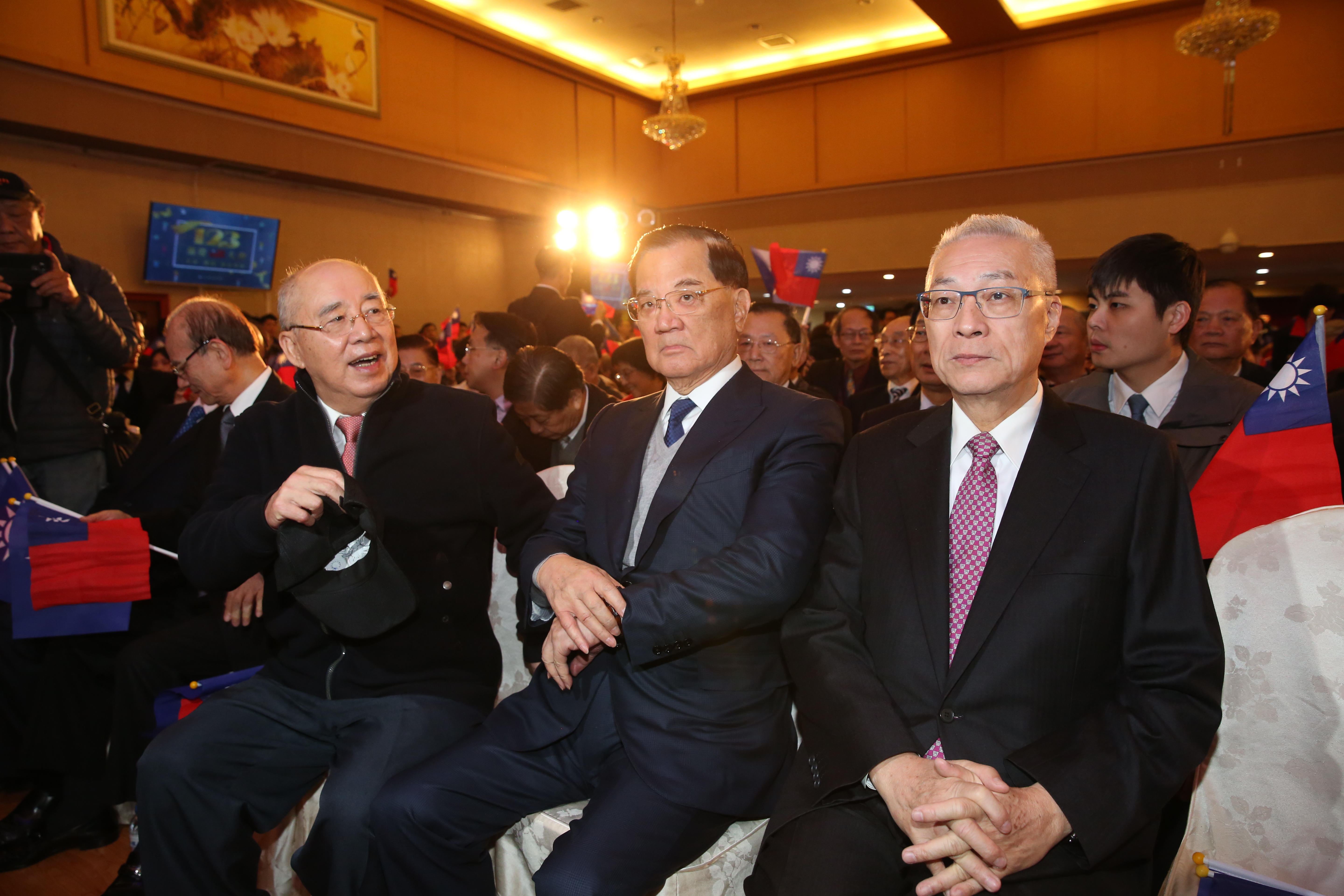 連戰（中）將於13日會見習近平並參加座談會，預計20日晚間搭機返台。圖為資料照片。