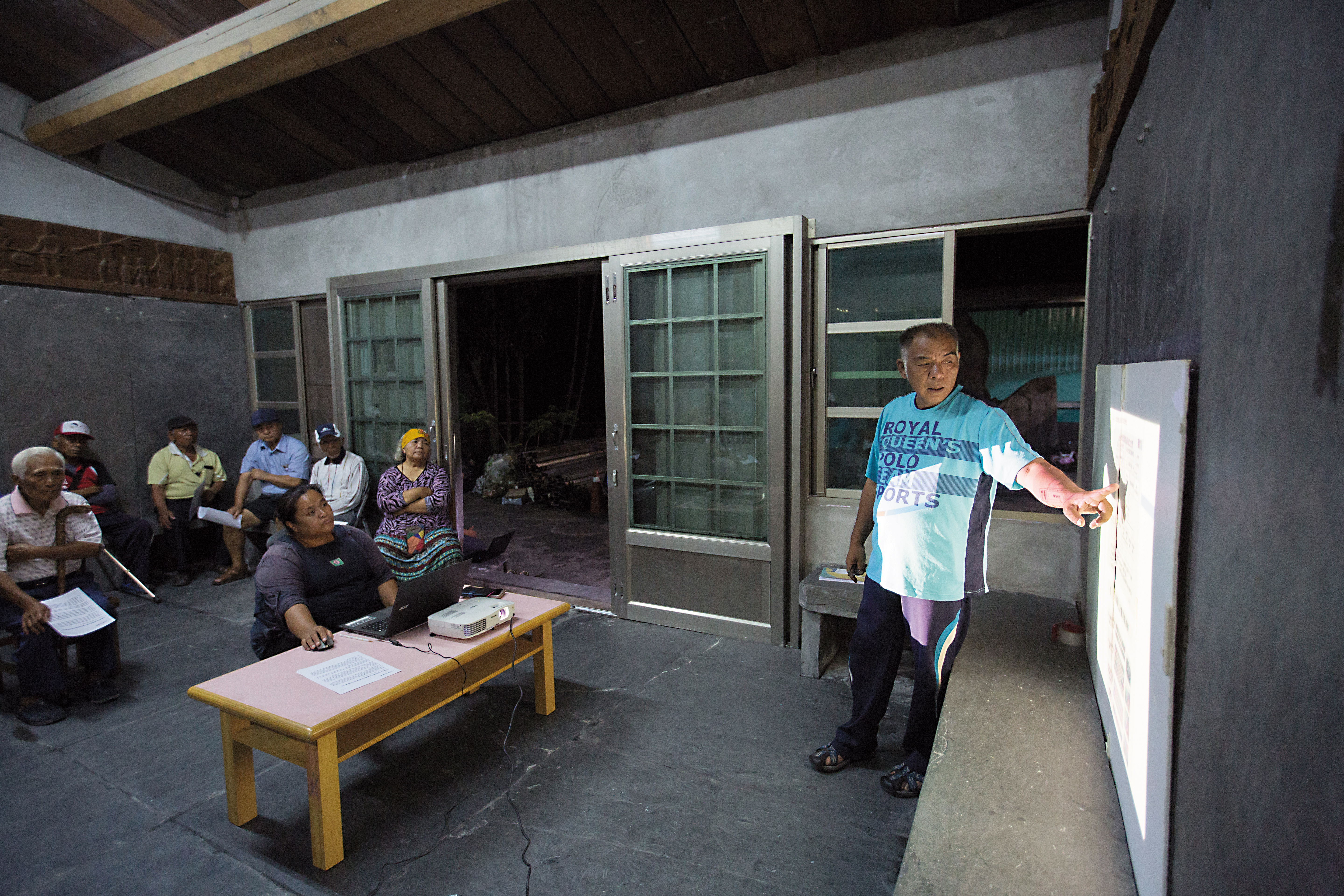 這天晚上，族人們在頭目家屋內討論劃定傳統領域的大事。