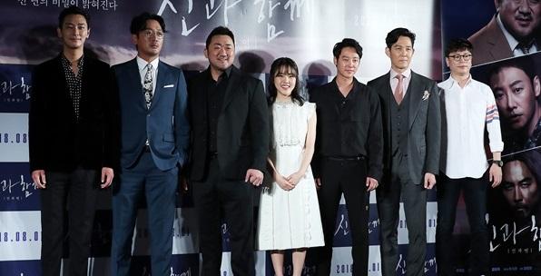 金容華導演（右起）今（6）日率演員李政宰、金東旭、金香起、馬東石、河正宇、朱智勛出席《與神同行：最後的審判》製作報告會。（翻攝自Daum網路）