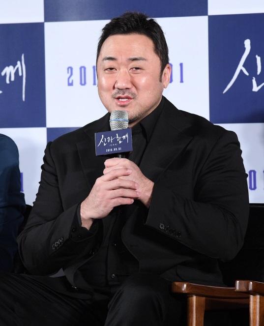 續集登場的新人物「成就神」找來有「地表最強大叔」的馬東石飾演,他卻透露觀眾將會見到他過往從未展示的虛弱形象。(翻攝自 Daum網路)