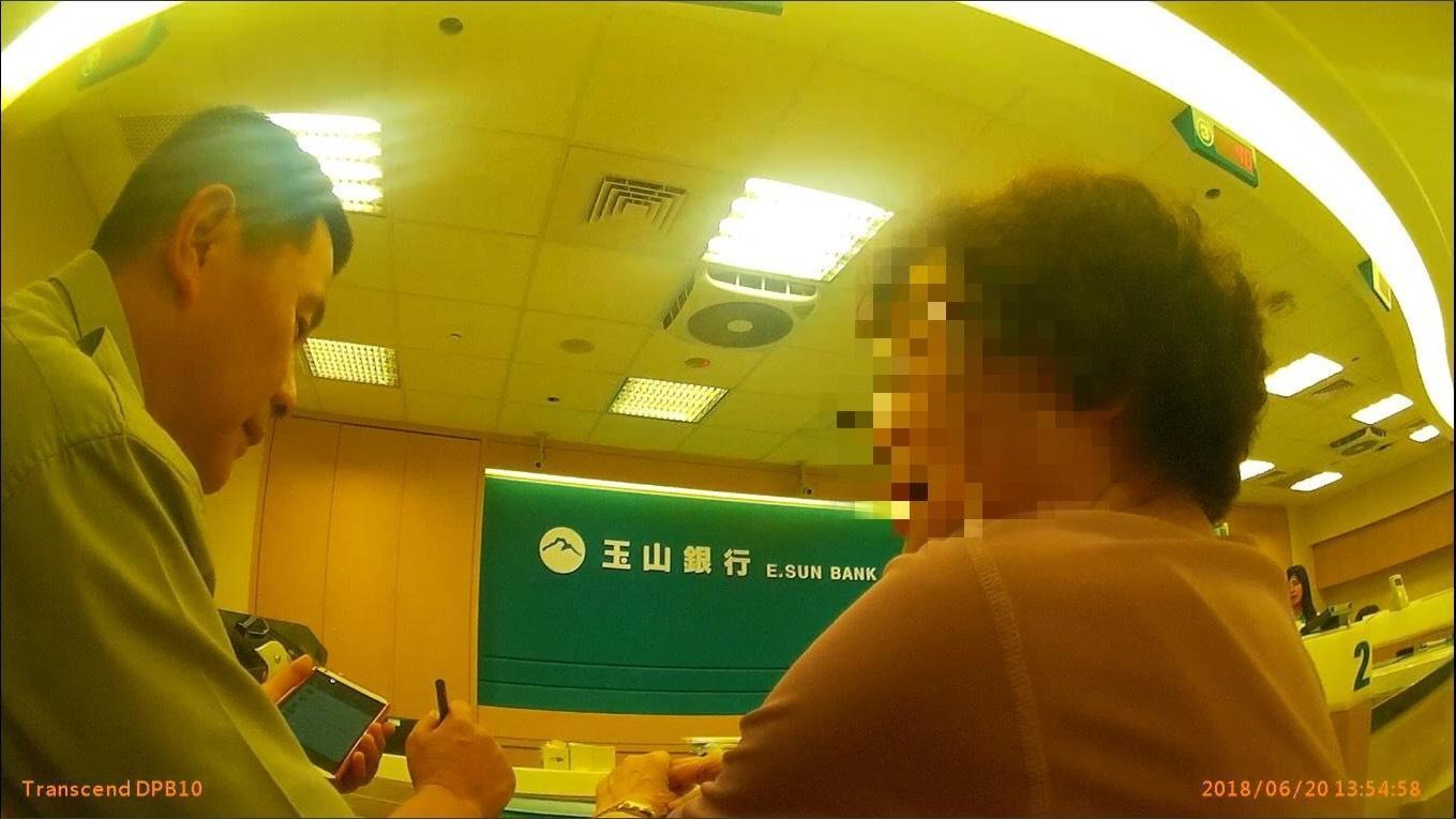 員警攔截身懷鉅款的老婦人，阻止其將款項給詐騙集團。（警方提供）