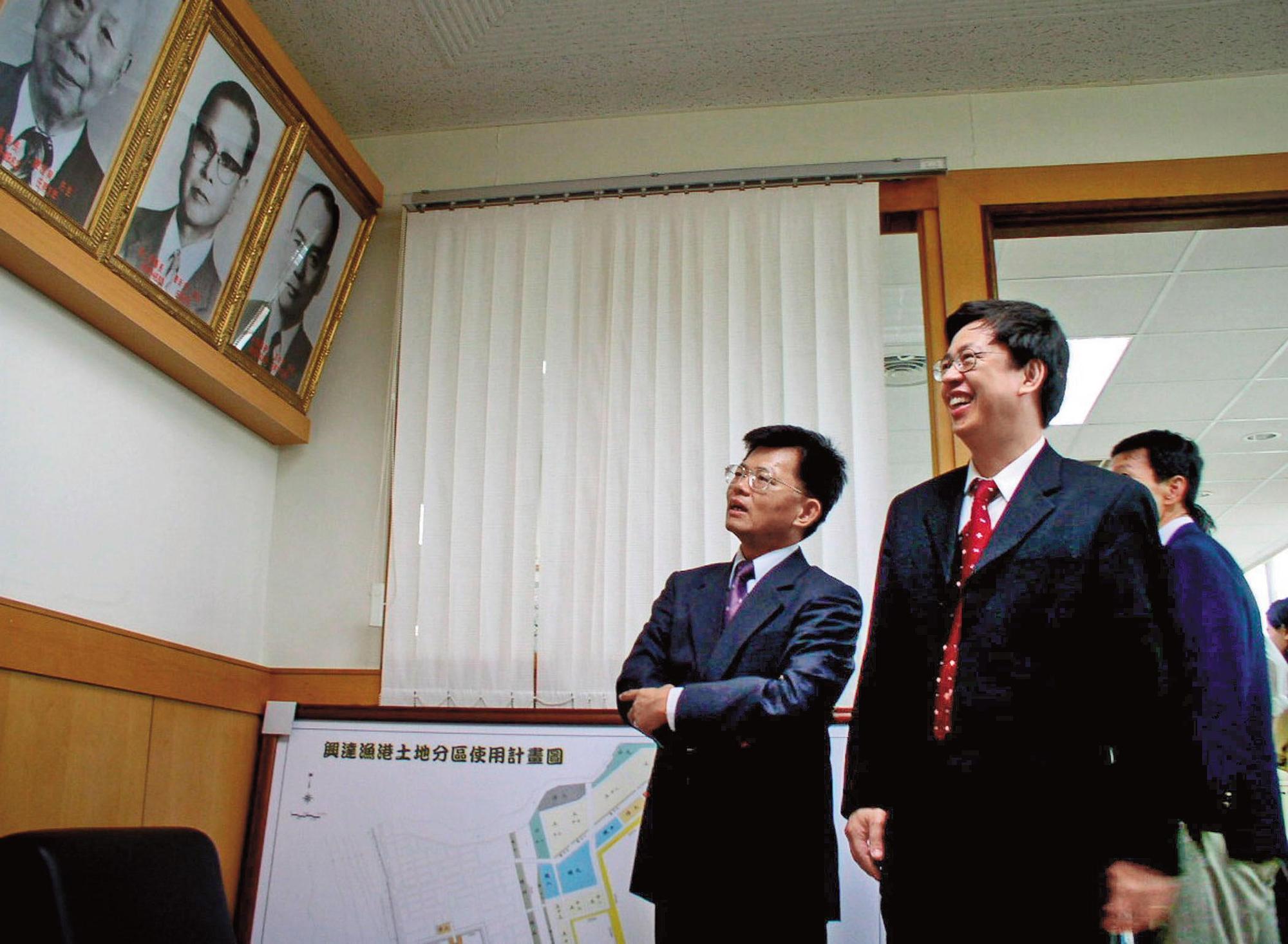 陳建仁在擔任衛生署長時,拜會高雄縣長楊秋興,在縣長室看到父親陳新安照片(中)百感交集。(中央社)