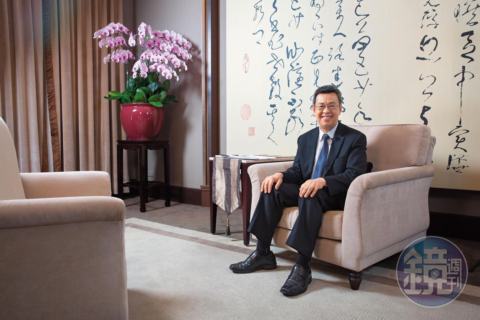 總統府的椅子為李登輝時代所製造,做得深,陳建仁笑言並不好坐。