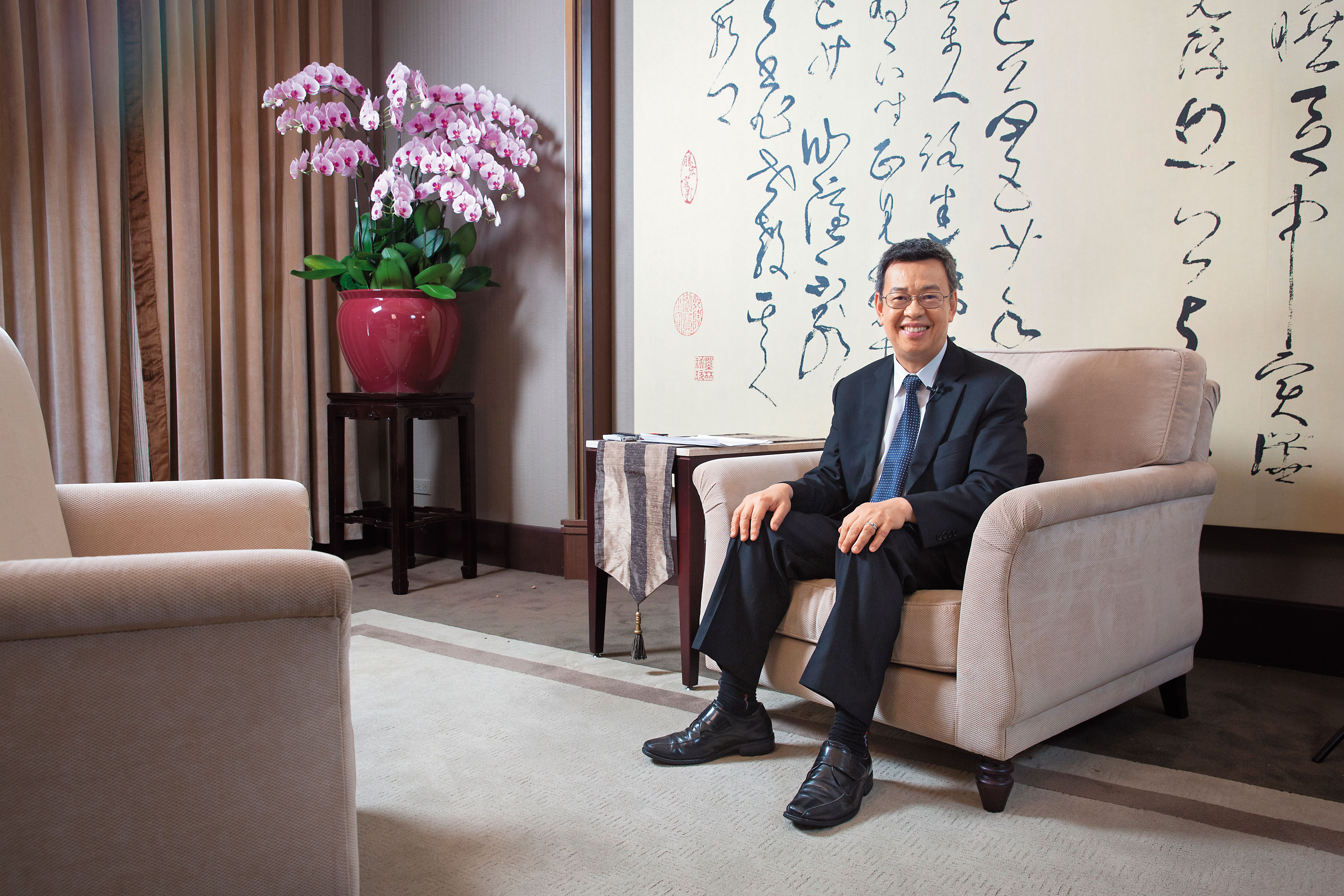 總統府的椅子為李登輝時代所製造，做得深，陳建仁笑言並不好坐。