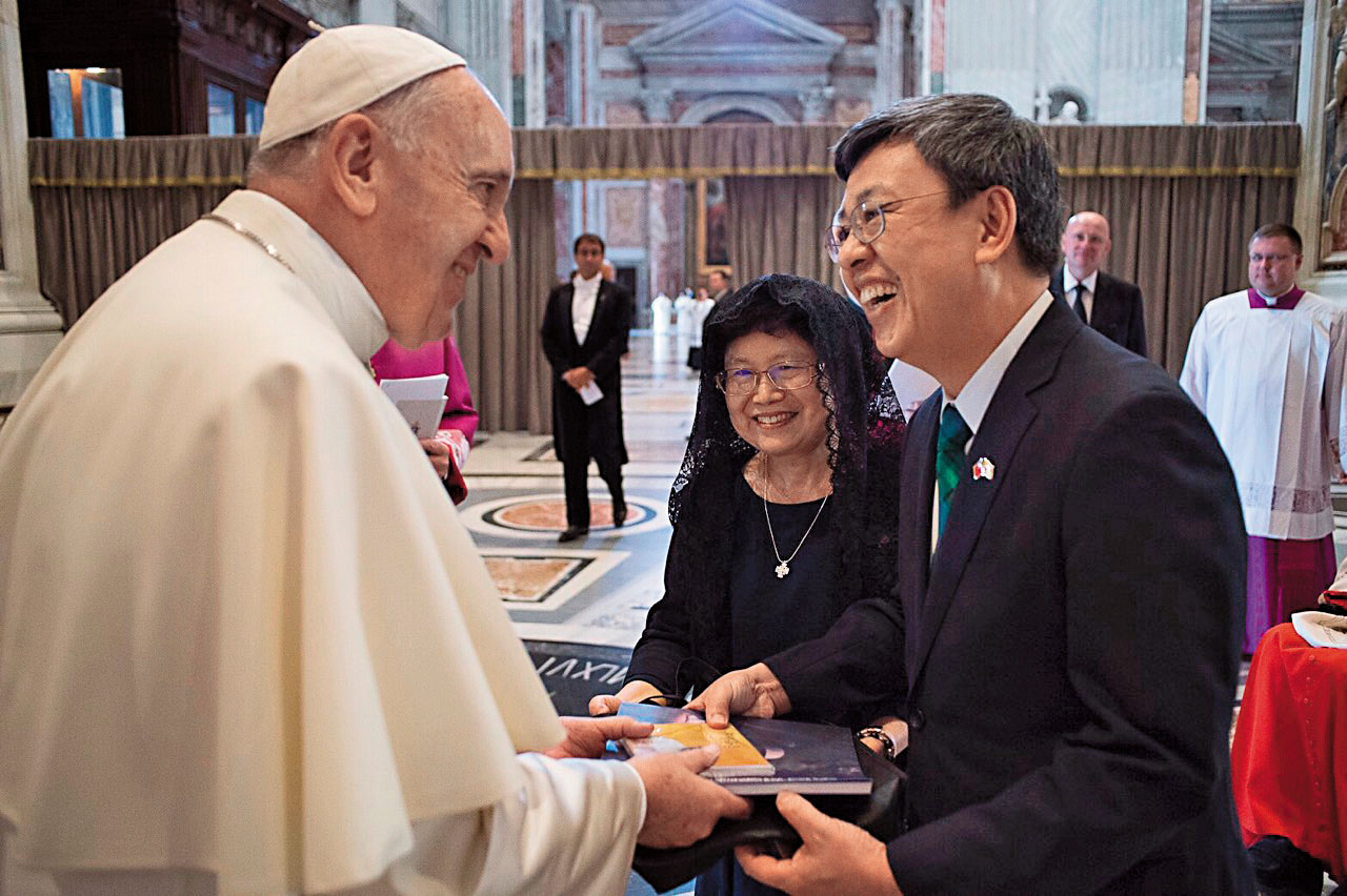 2016年，陳建仁出席「德蕾莎修女封聖典禮」時，以中華民國特使團團長身分，代表蔡總統於聖伯多祿大殿向天主教教宗方濟各致意，中為妻子羅鳳蘋。（總統府提供）