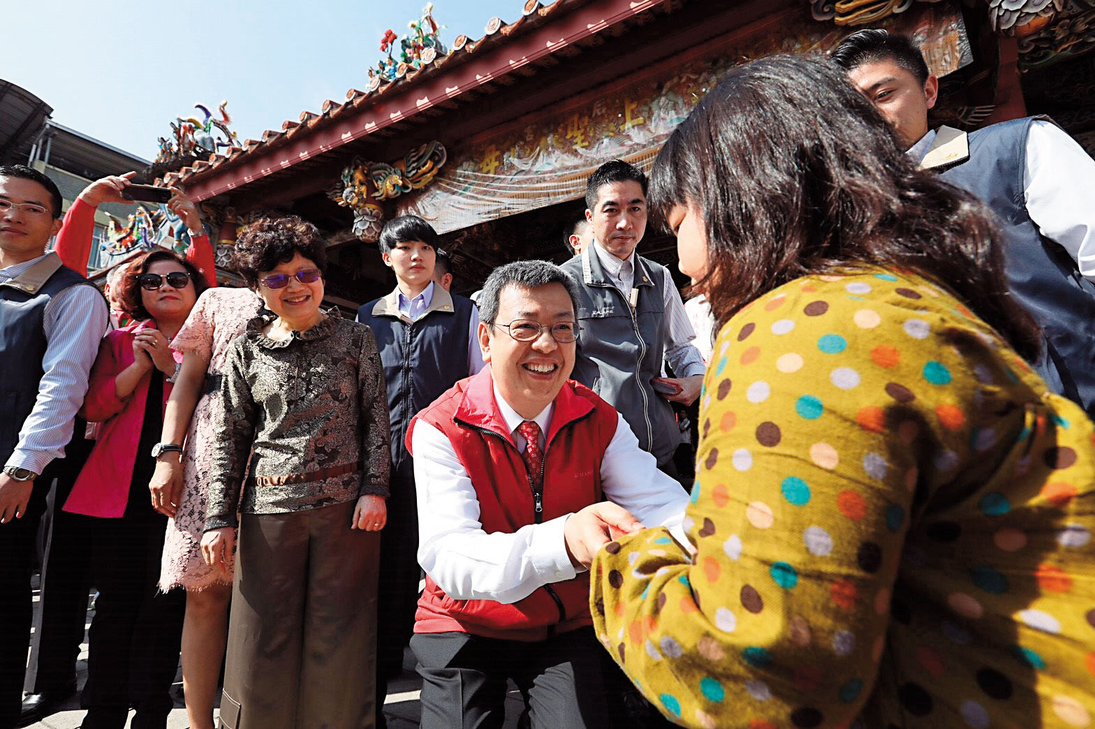 陳建仁雖為虔誠天主教徒，但因副總統身分，逢年過節也走遍民間廟宇，與群眾互動。（總統府提供）