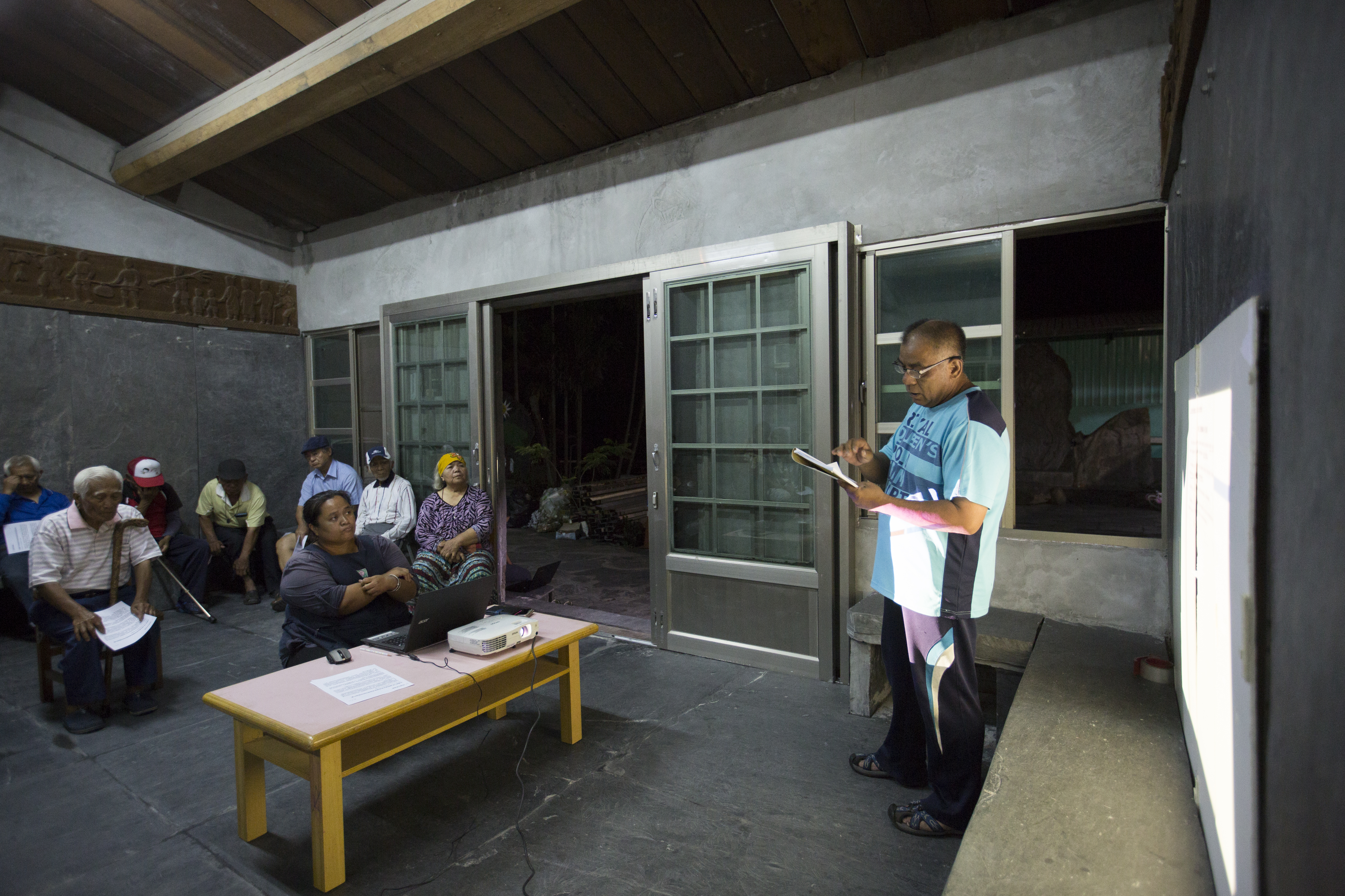 族人聚集在頭目家屋內討論原住民特定區域計劃。