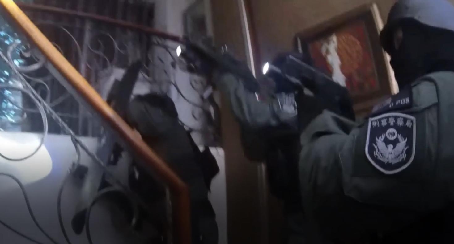 警方攻堅吳姓角頭住所。（刑事局提供）