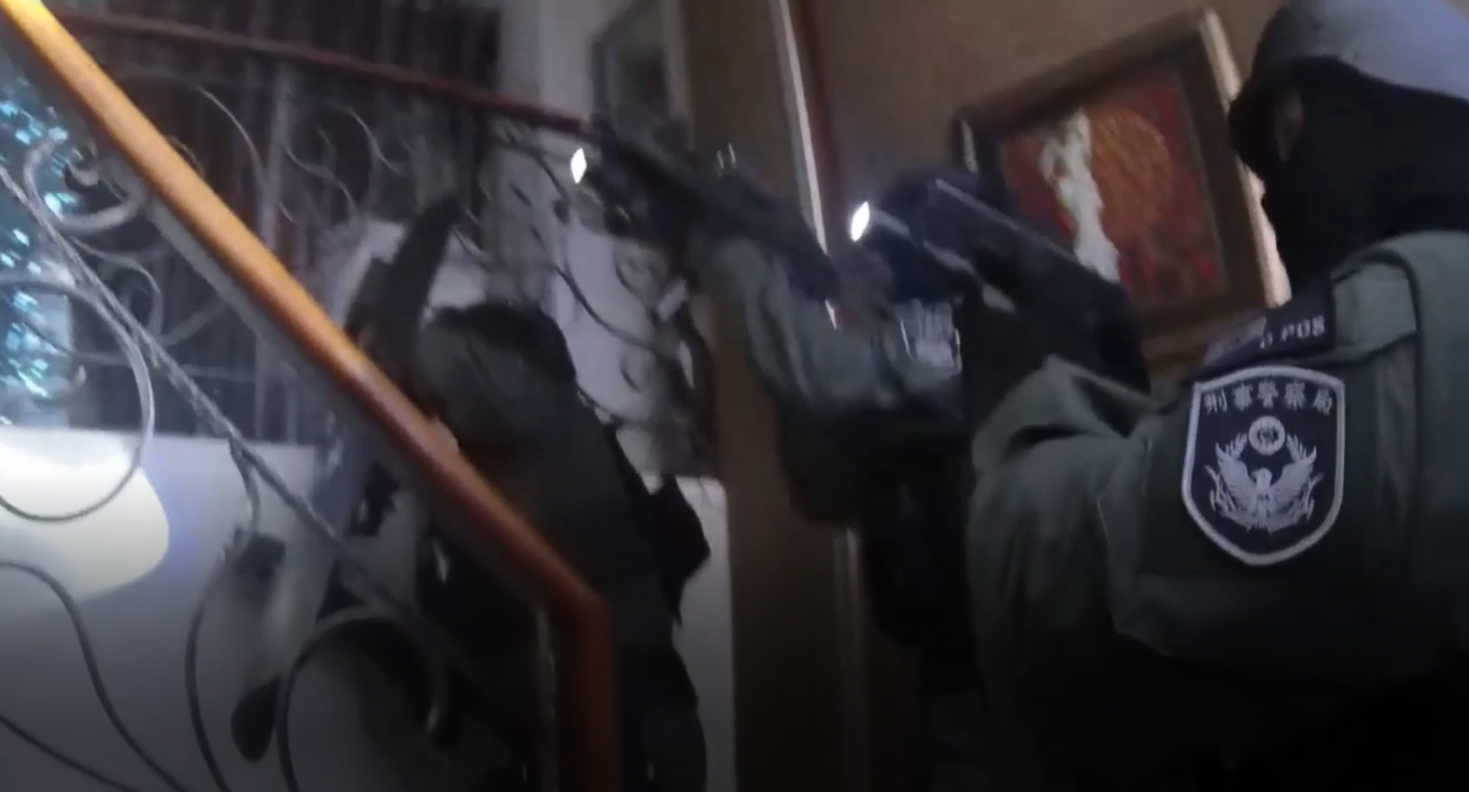 警方攻堅吳姓角頭住所。（刑事局提供）