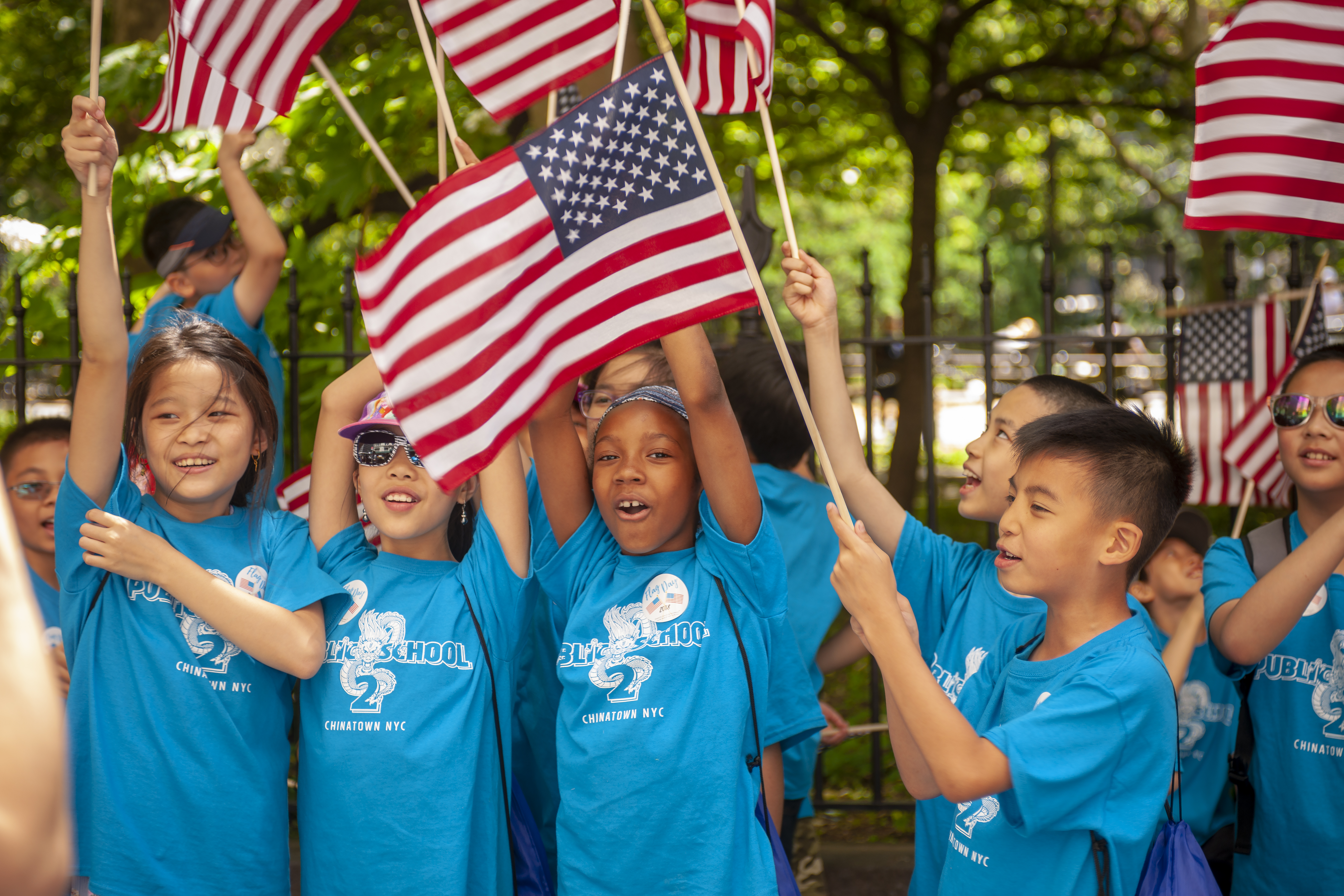 美國紐約市不同族裔兒童揮舞美國國旗慶祝6月14日「國旗日」。（東方IC）