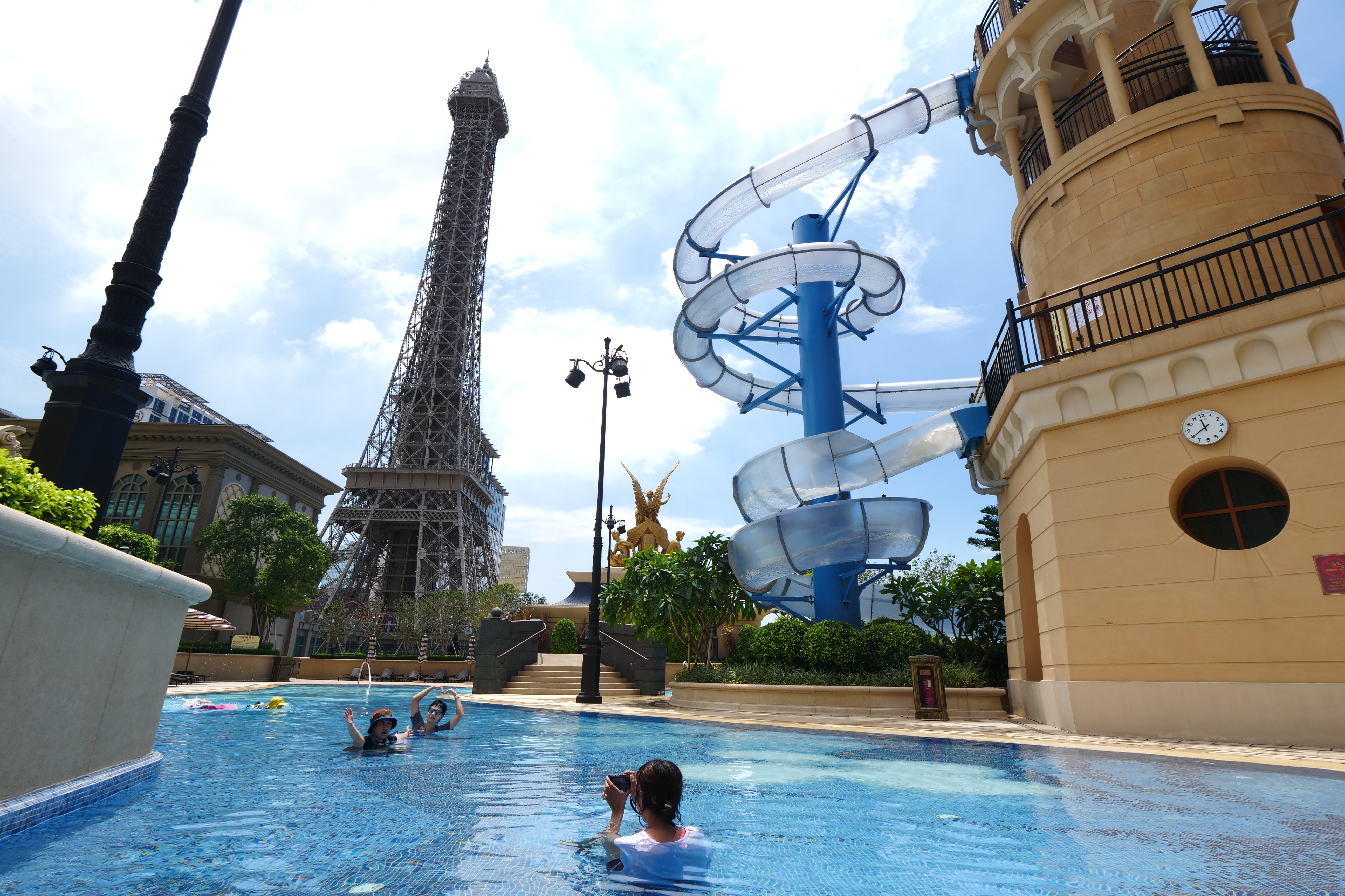一邊游泳，一邊欣賞巴黎鐵塔，這種角度只有在澳門才有。