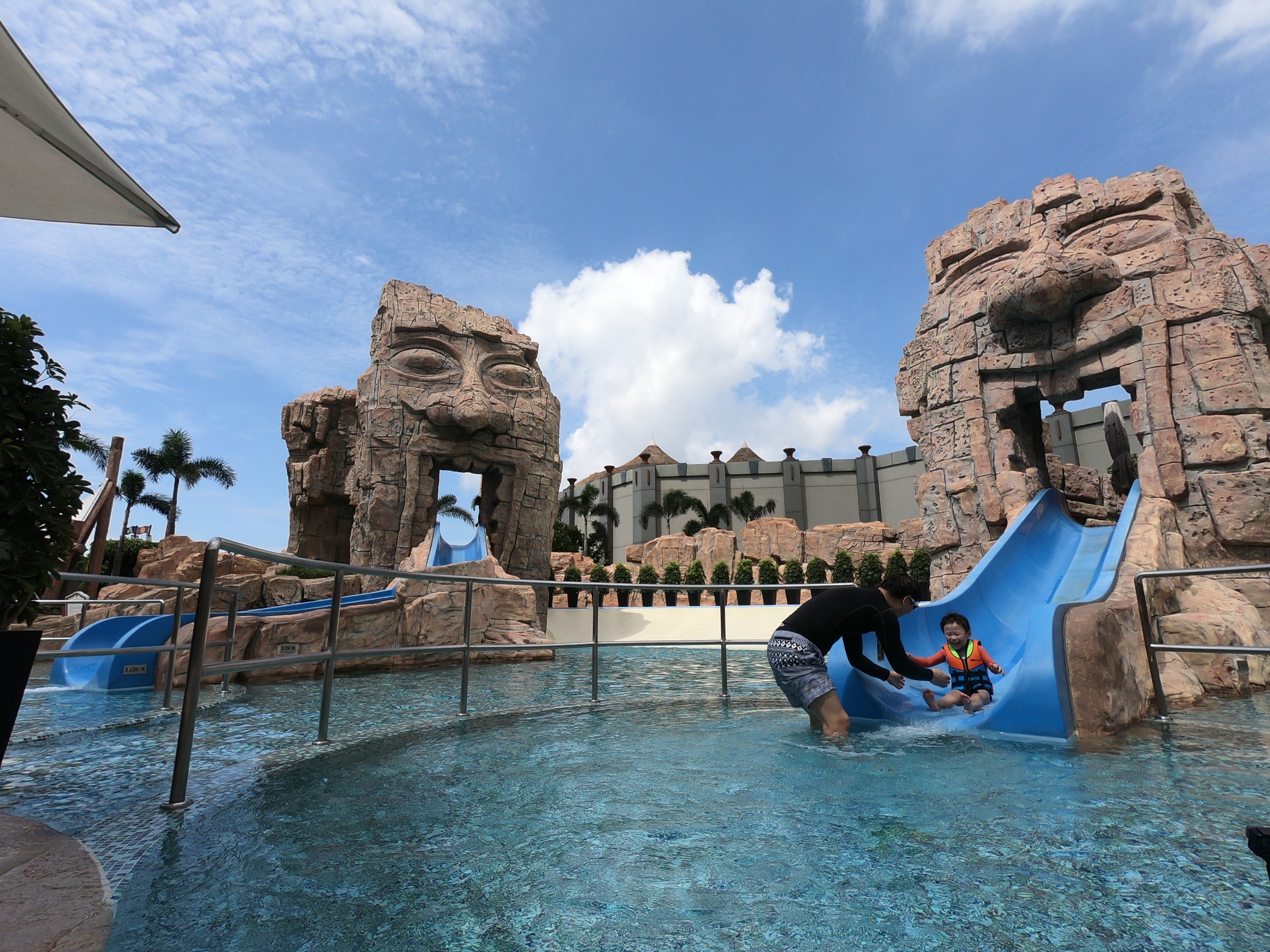 滑梯設計就像從巨人口中滑出來，非常有趣。