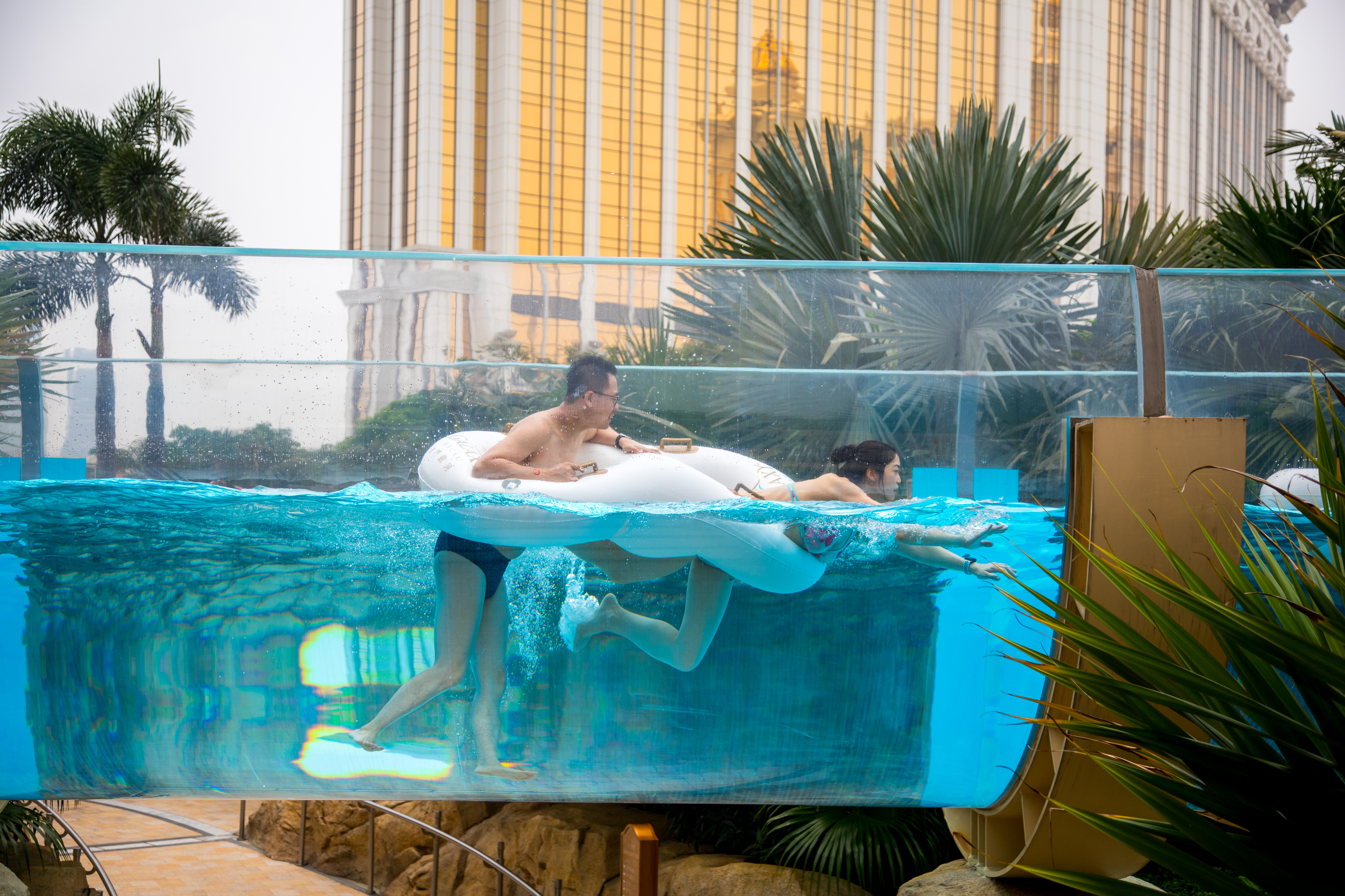 不少人特地為了這透明水管而來，從下而上可以看見漂過去的屁股們。