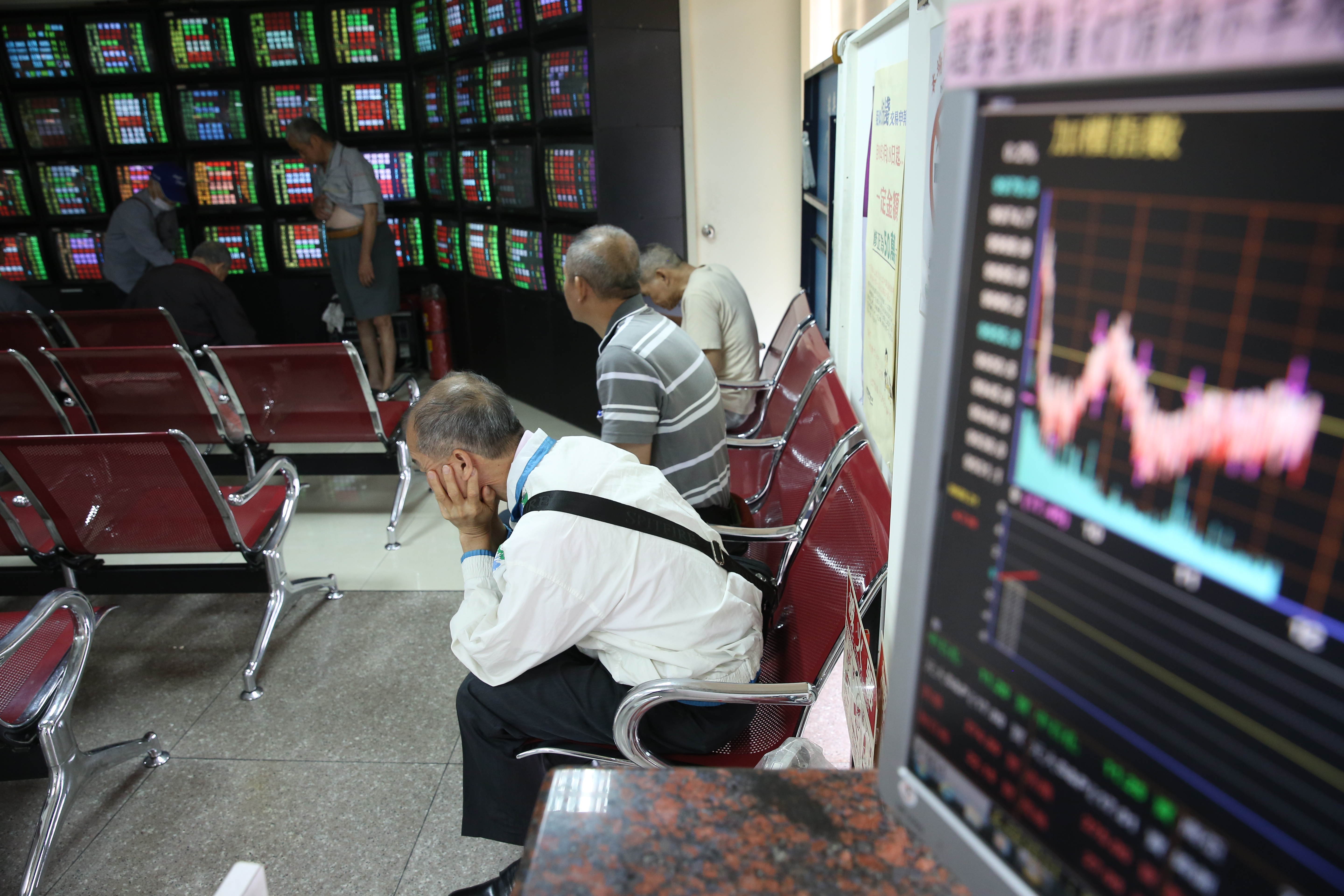 貿易戰開打當天，連續走跌數日的台股、陸股出現反彈小漲，法人認為，短線有利空出盡的意味。（資料畫面）