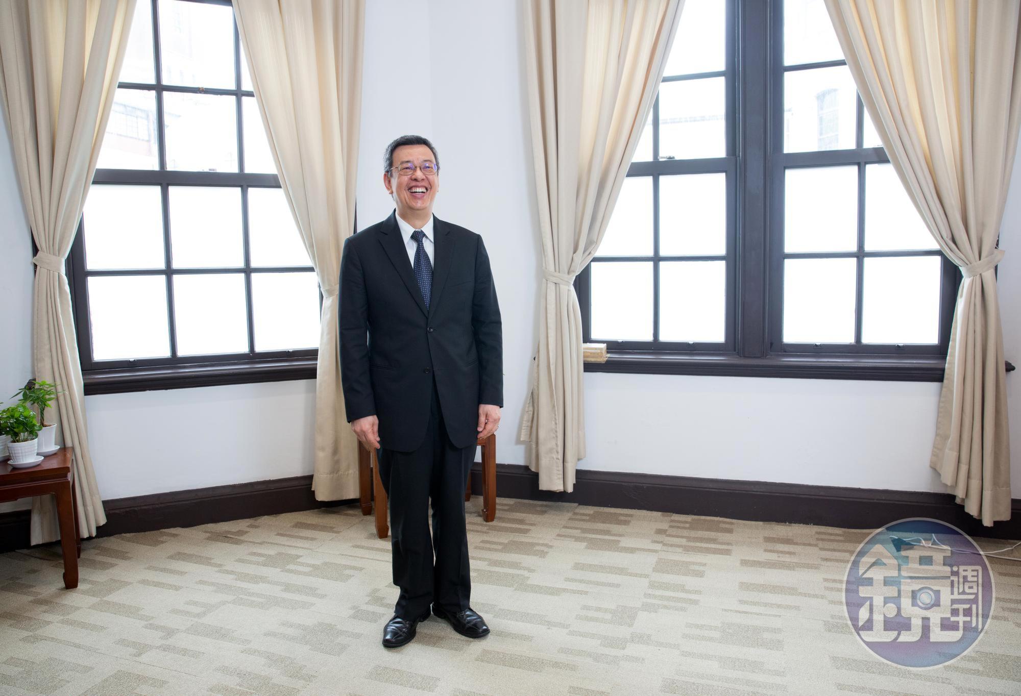 陳建仁早年父親要他從政接班,但他醉心科學研究而拒絕了,2003年SARAS他會從學界走到政界,接任衛生署長,他說那是科學家的任務,他責無旁貸。