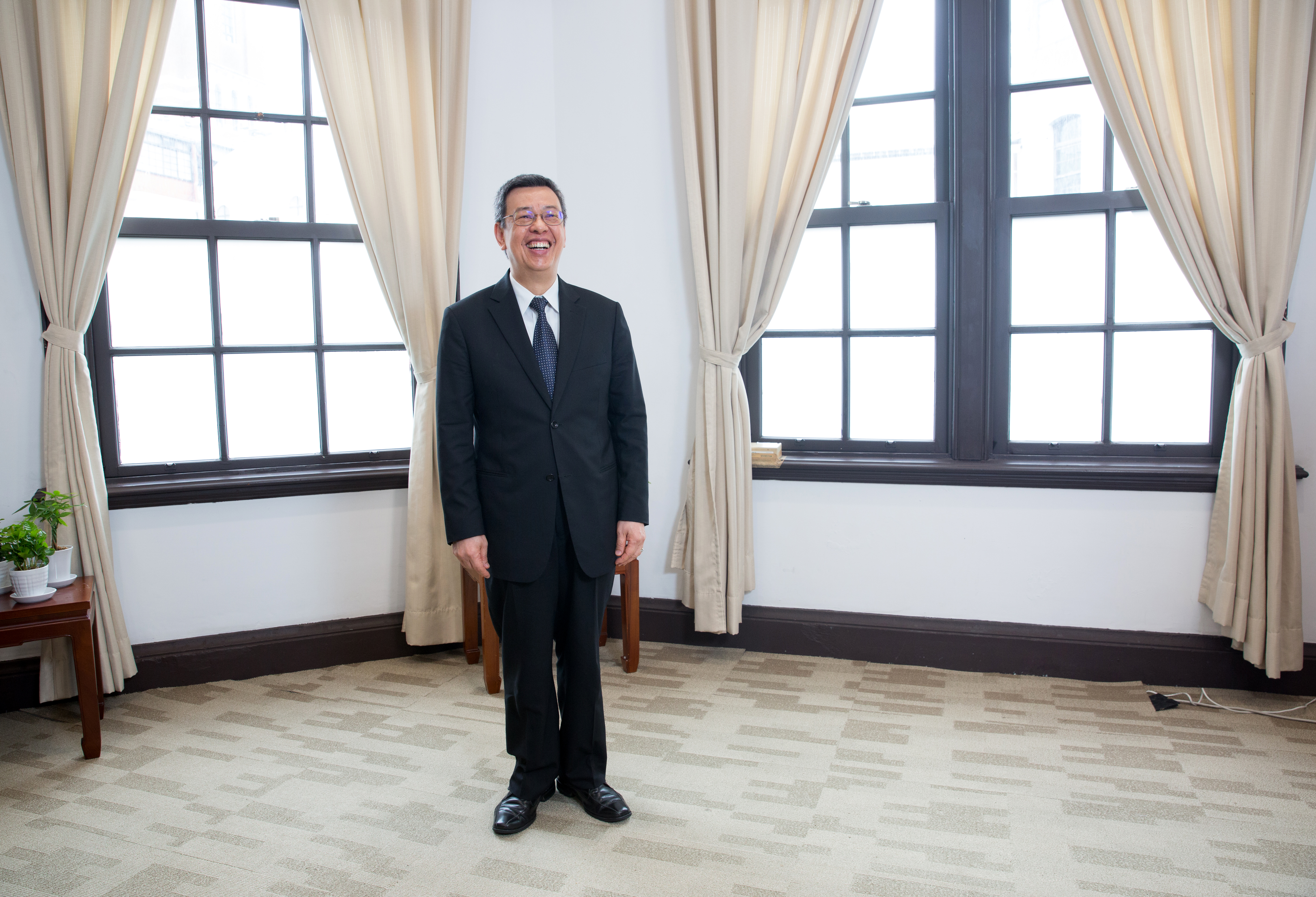 陳建仁早年父親要他從政接班，但他醉心科學研究而拒絕了，2003年SARAS他會從學界走到政界，接任衛生署長，他說那是科學家的任務，他責無旁貸。