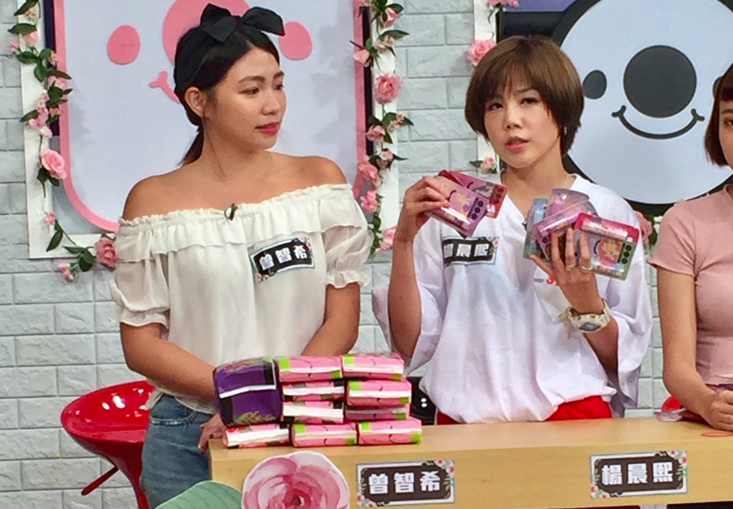 楊晨熙（左）喜歡囤積護唇膏口紅，還有專門為了去前男友婚禮專用，令人傻眼。（17Media提供）