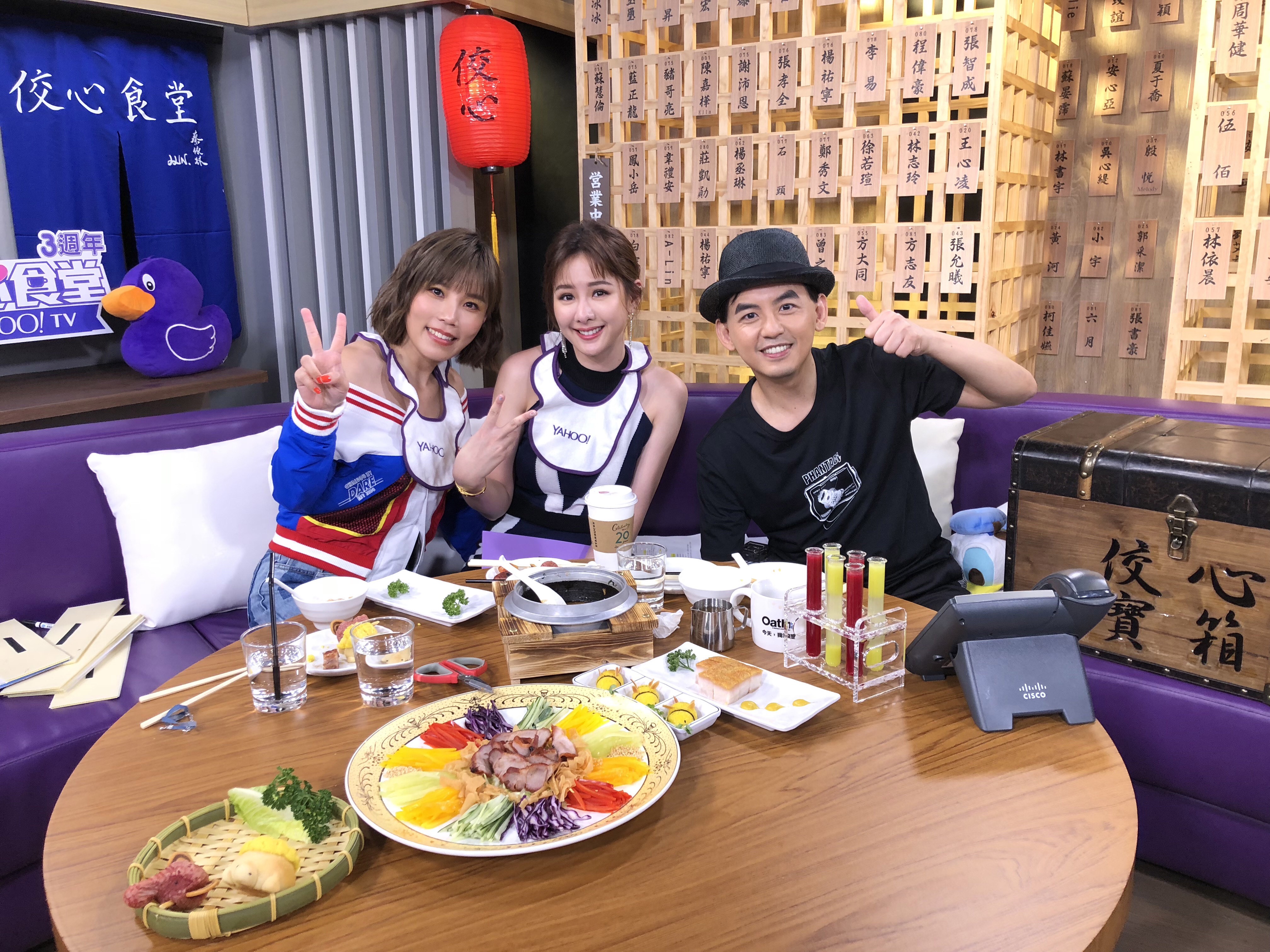 李佳薇（左）與安心亞（中）一起上黃子佼（右）主持的《佼心食堂》作客。（華納提供）