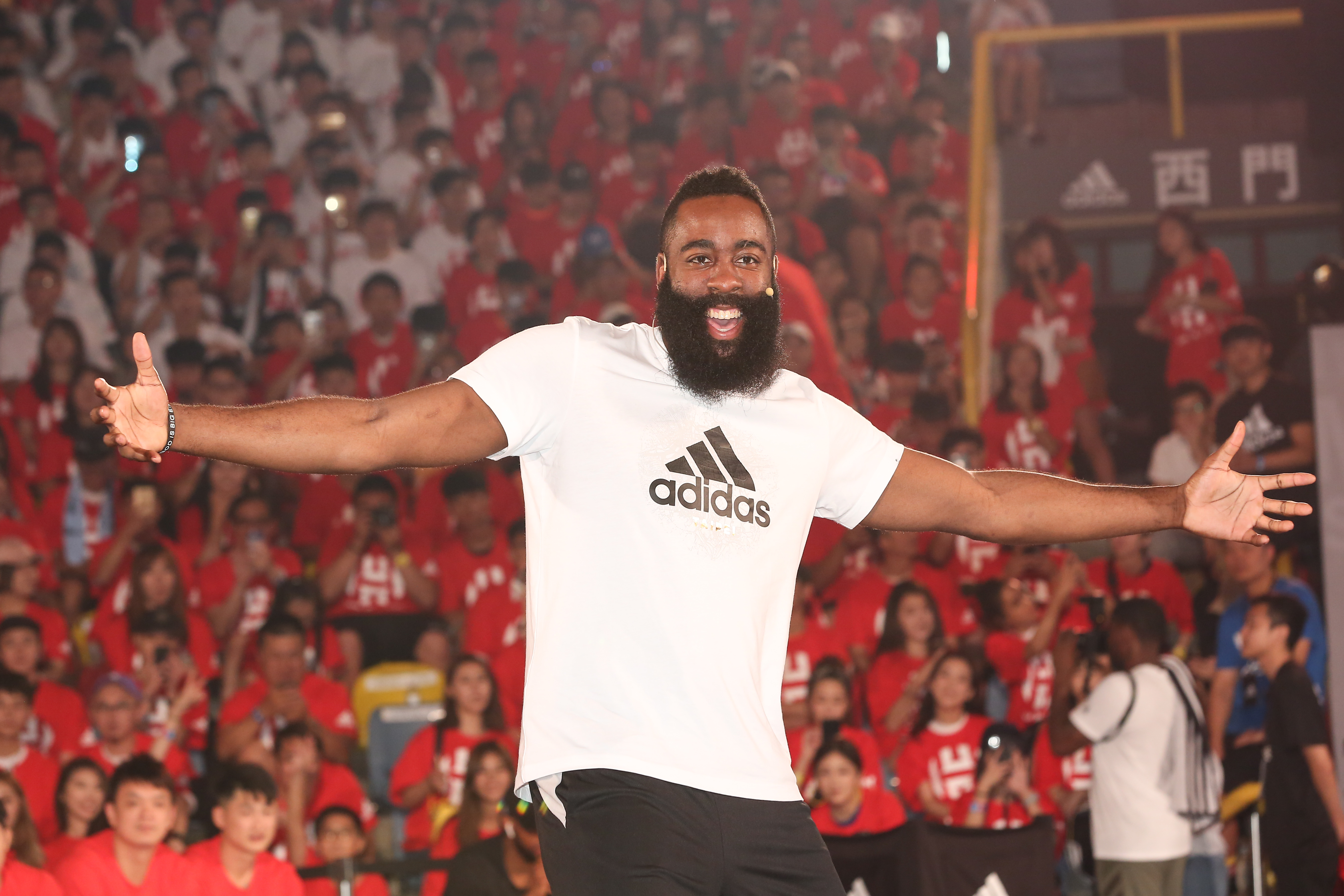 哈登現身引起現場粉絲瘋狂。