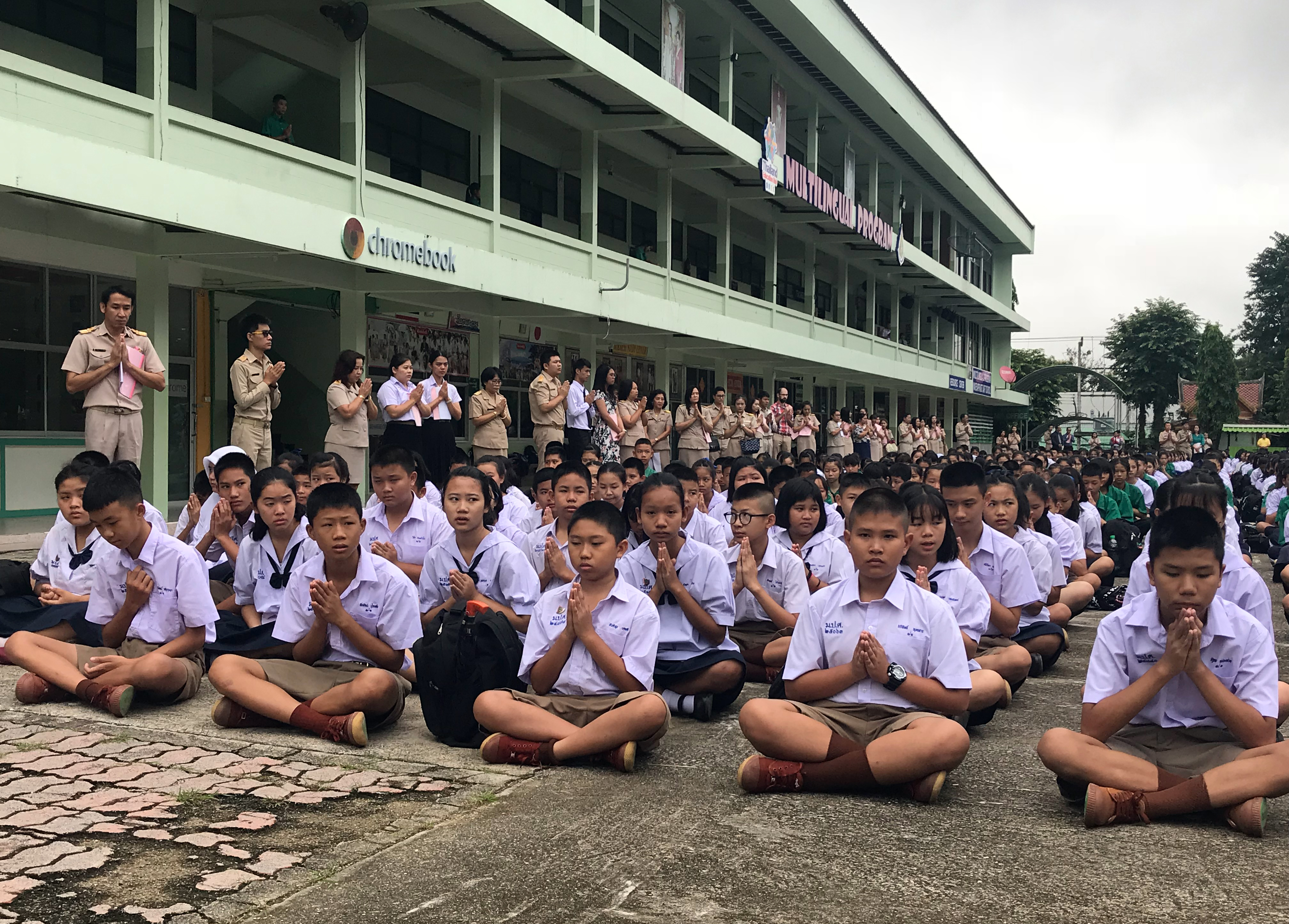 受困少年同校師生盤腿祈禱他們平安歸來。（東方IC）