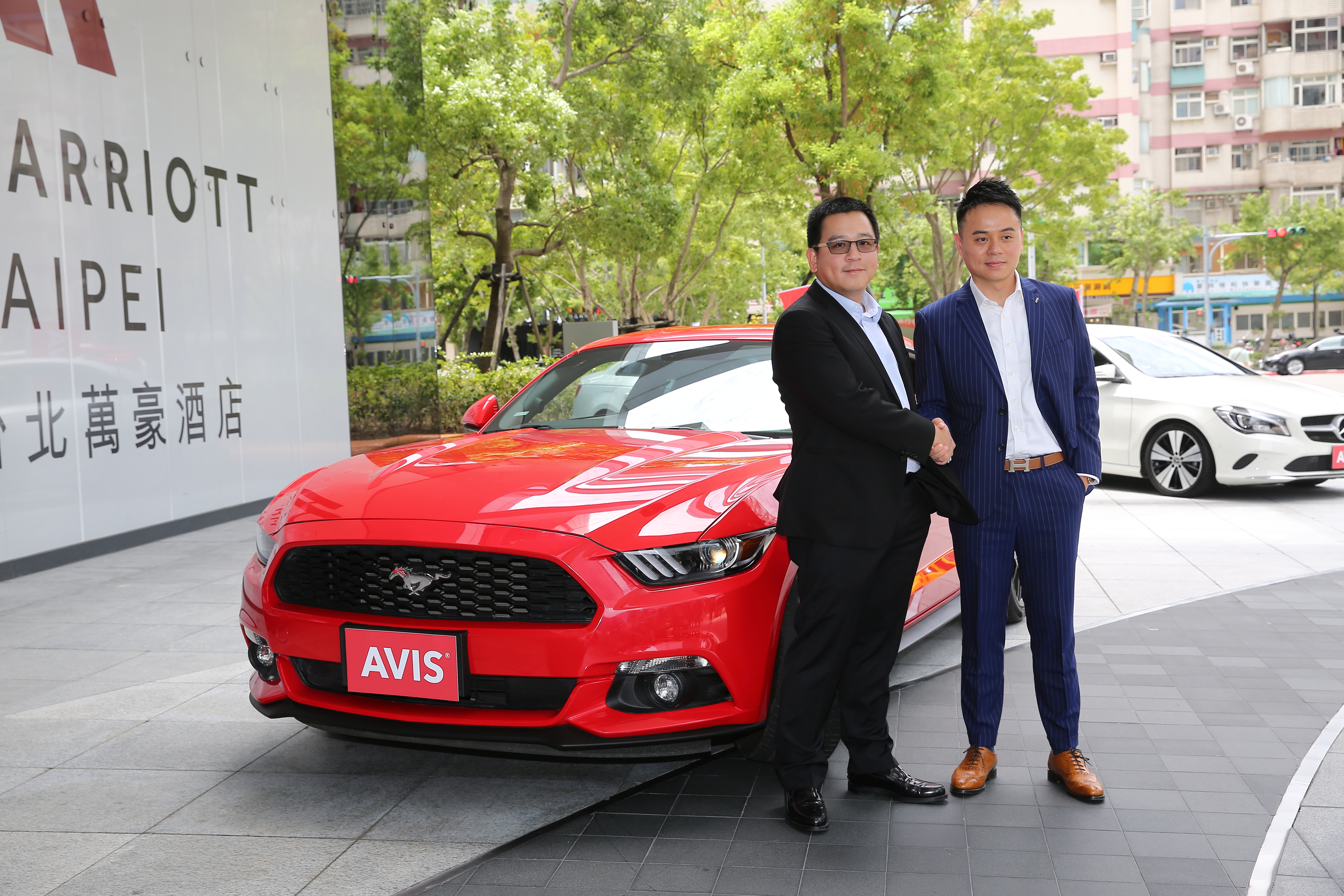 台北萬豪酒店與AVIS安維斯租車攜手，推出「一站式極致旅宿 車＋房」服務。左為台北萬豪酒店常務董事劉恒昌，右為AVIS安維斯租車董事長彭仕邦。