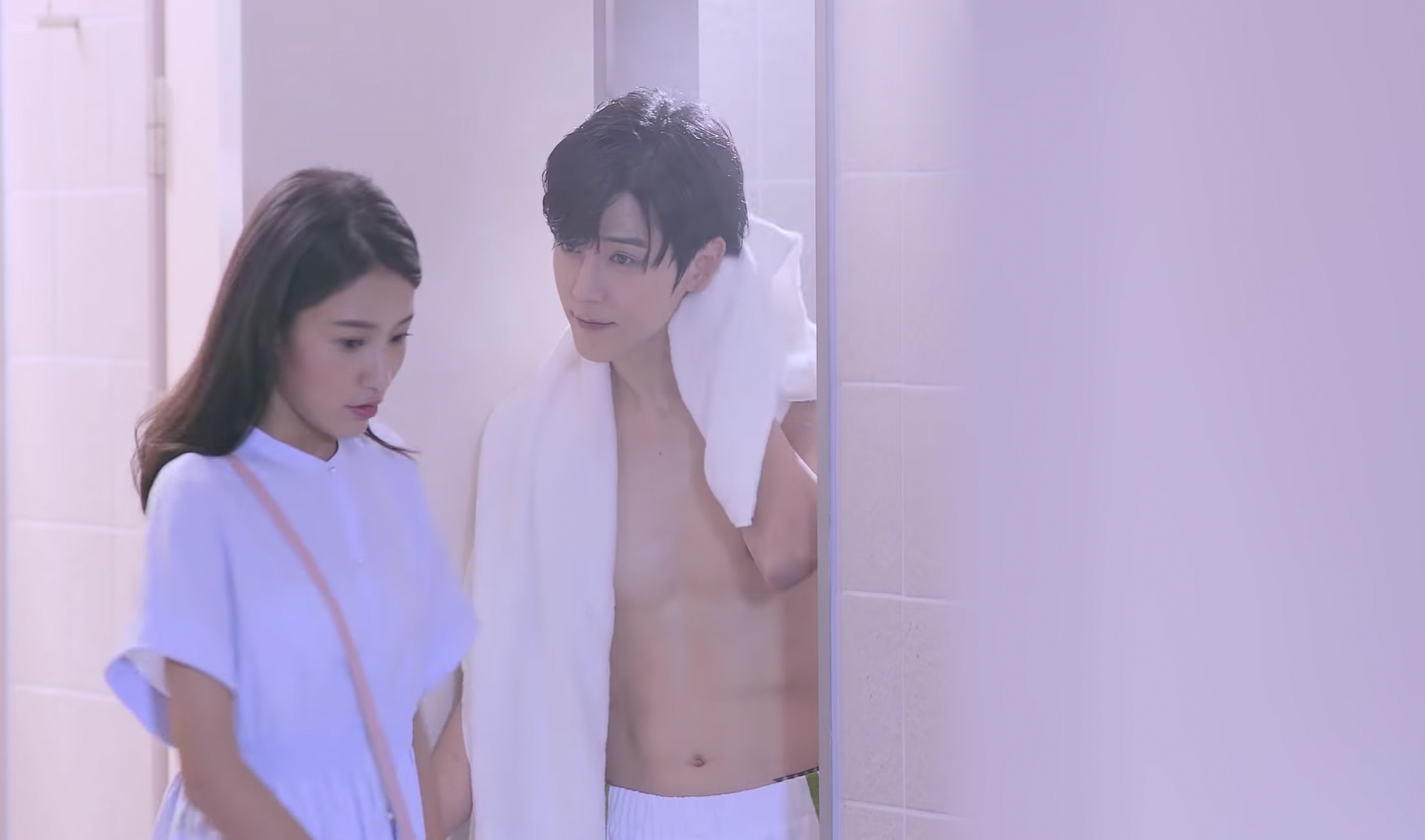 Bii畢書盡在廣告中裸上半身撩妹，尺度大開。（NARUKO提供）