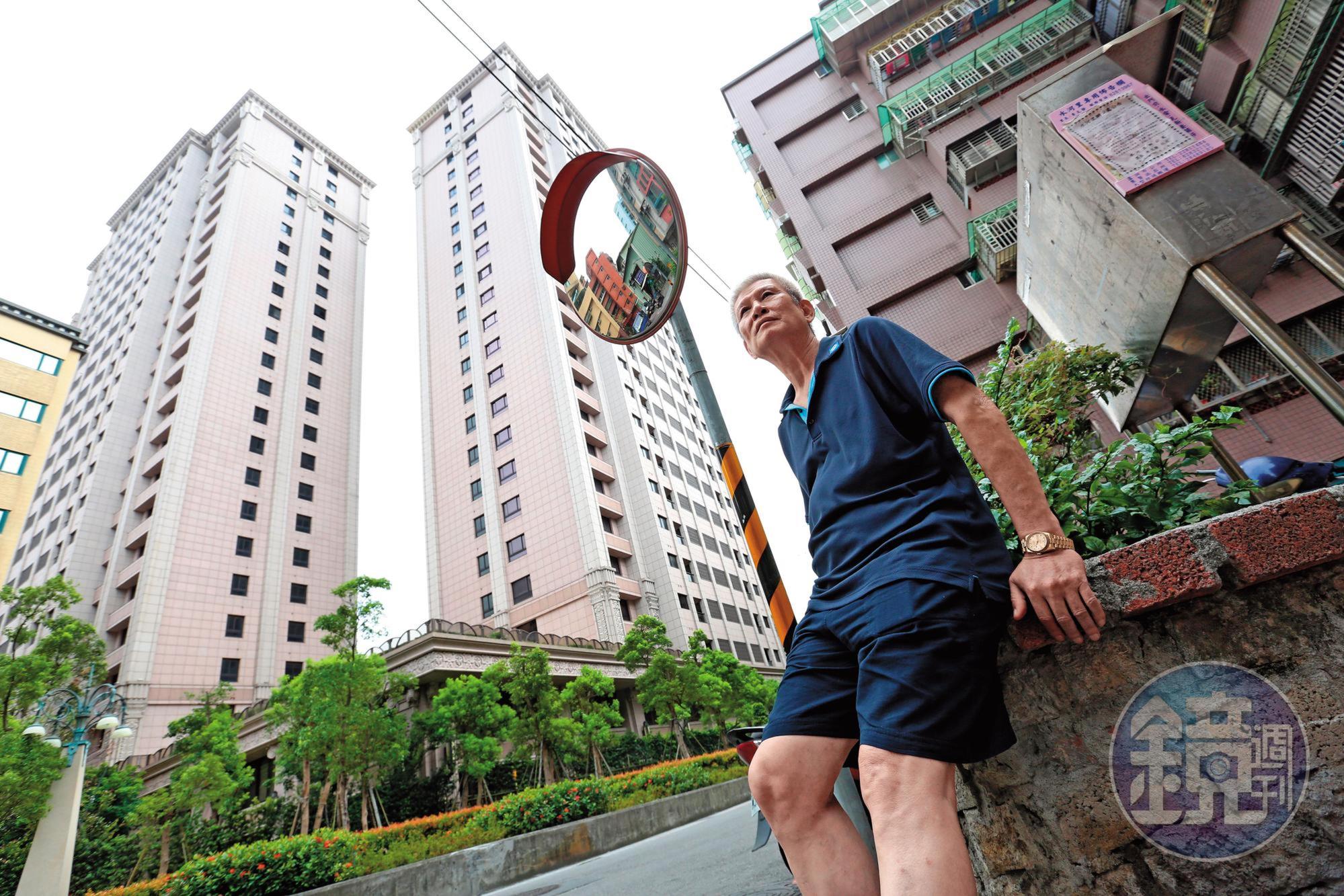 百年祖厝如今成為豪華建案，看在李建宏眼中是滿是惆悵。