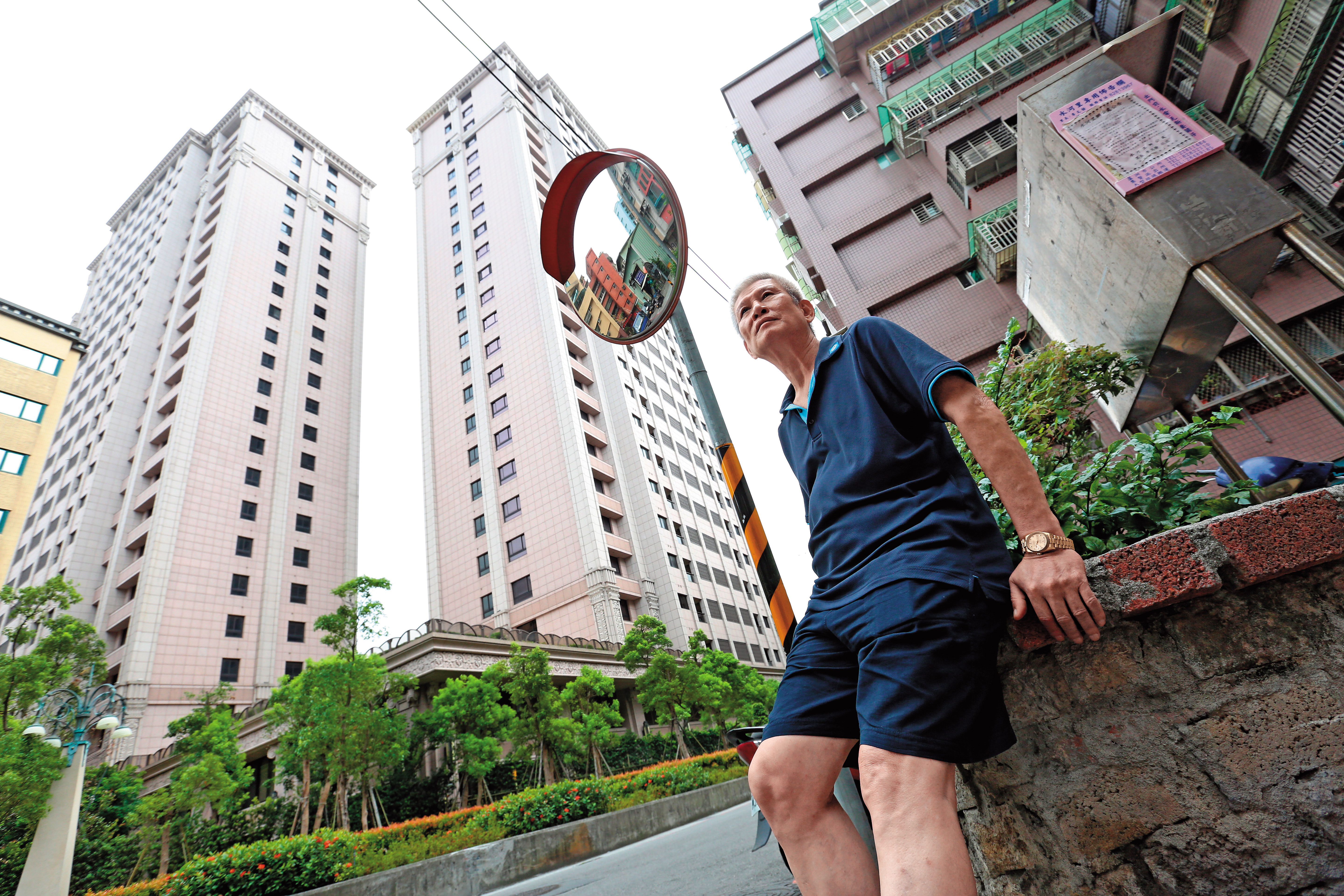 百年祖厝如今成為豪華建案，看在李建宏眼中是滿是惆悵。