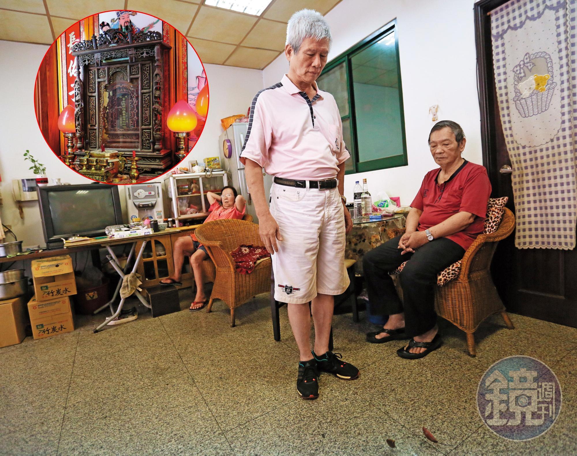 李建宏（右2）向神主牌擲筊祈願，希望與建商的公廳之爭能圓滿落幕。