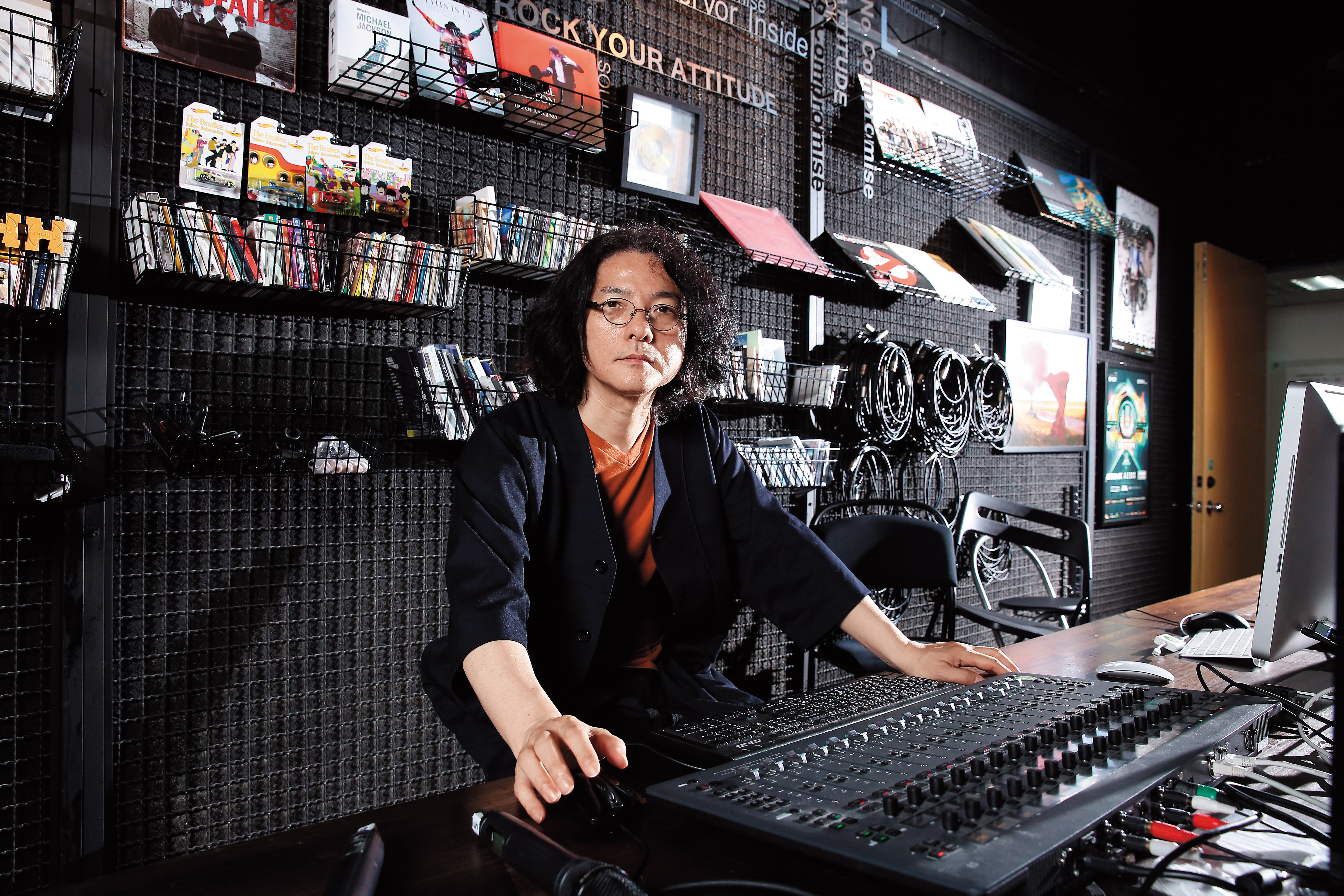 岩井俊二集編導、小說家、攝影師、配樂家、詞曲作家等身分於一身。