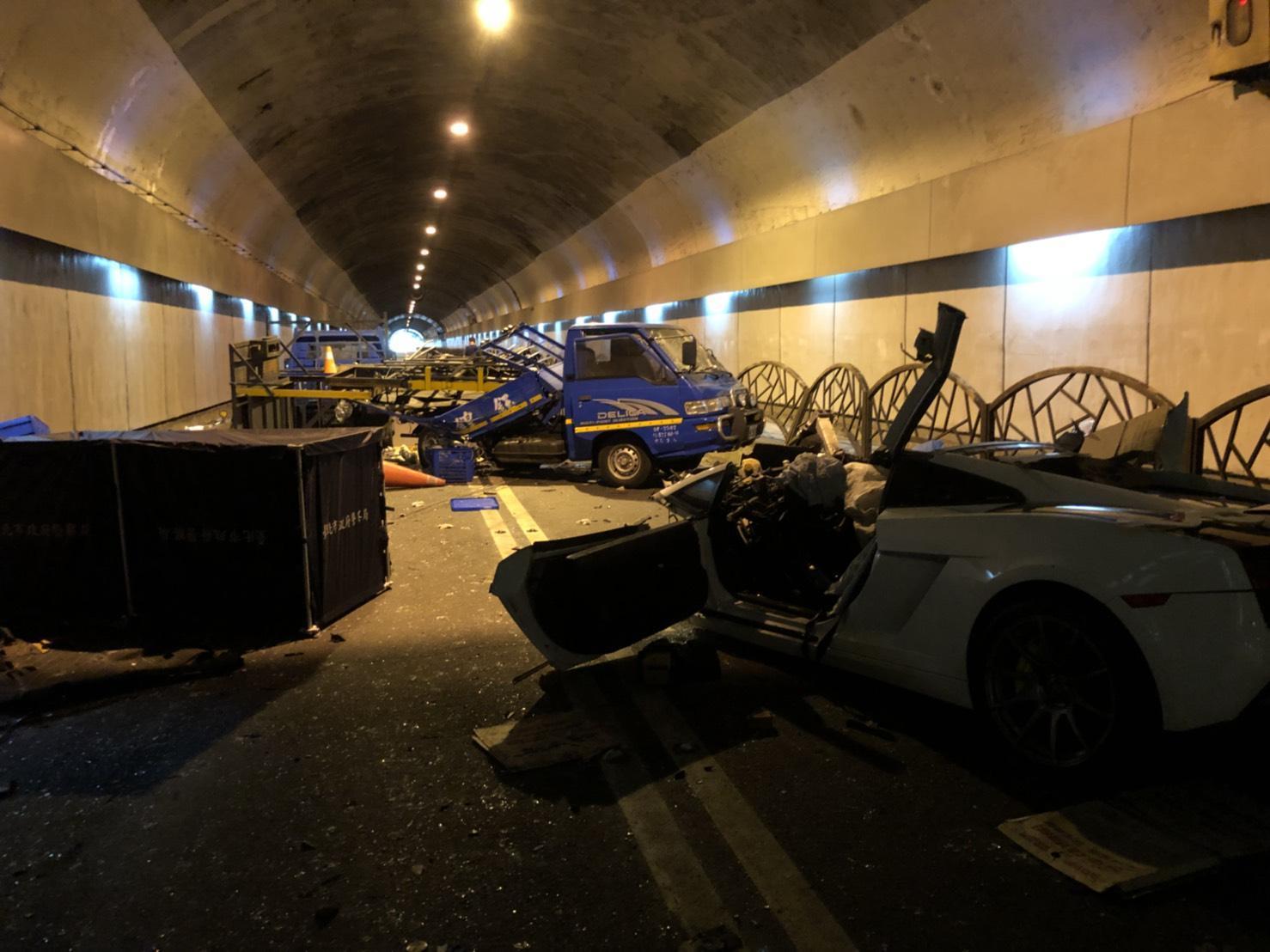 由24歲游男駕駛的藍寶堅尼在自強隧道內撞上施工中的工程車，除造成副駕駛座劉姓女伴死亡外，更造成施工人員1死2重傷。（警方提供）