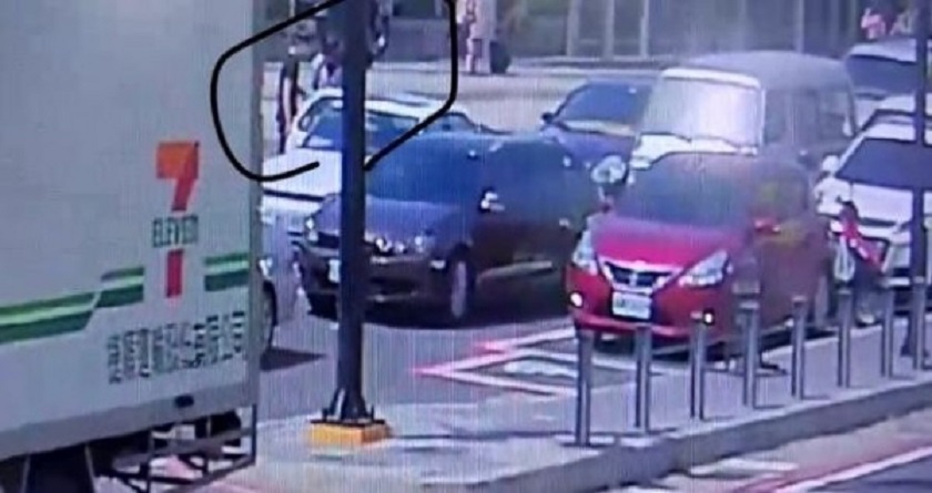 何男抵達新竹火車站後，遭邱、王、黃三人鎖定，他們佯裝旅客，走到何男身旁請他幫忙搬運行李，趁機將他強押上車。（警方提供）