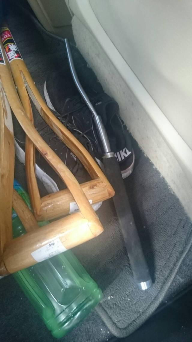 警方發現連警棍都被打彎。(警方提供)