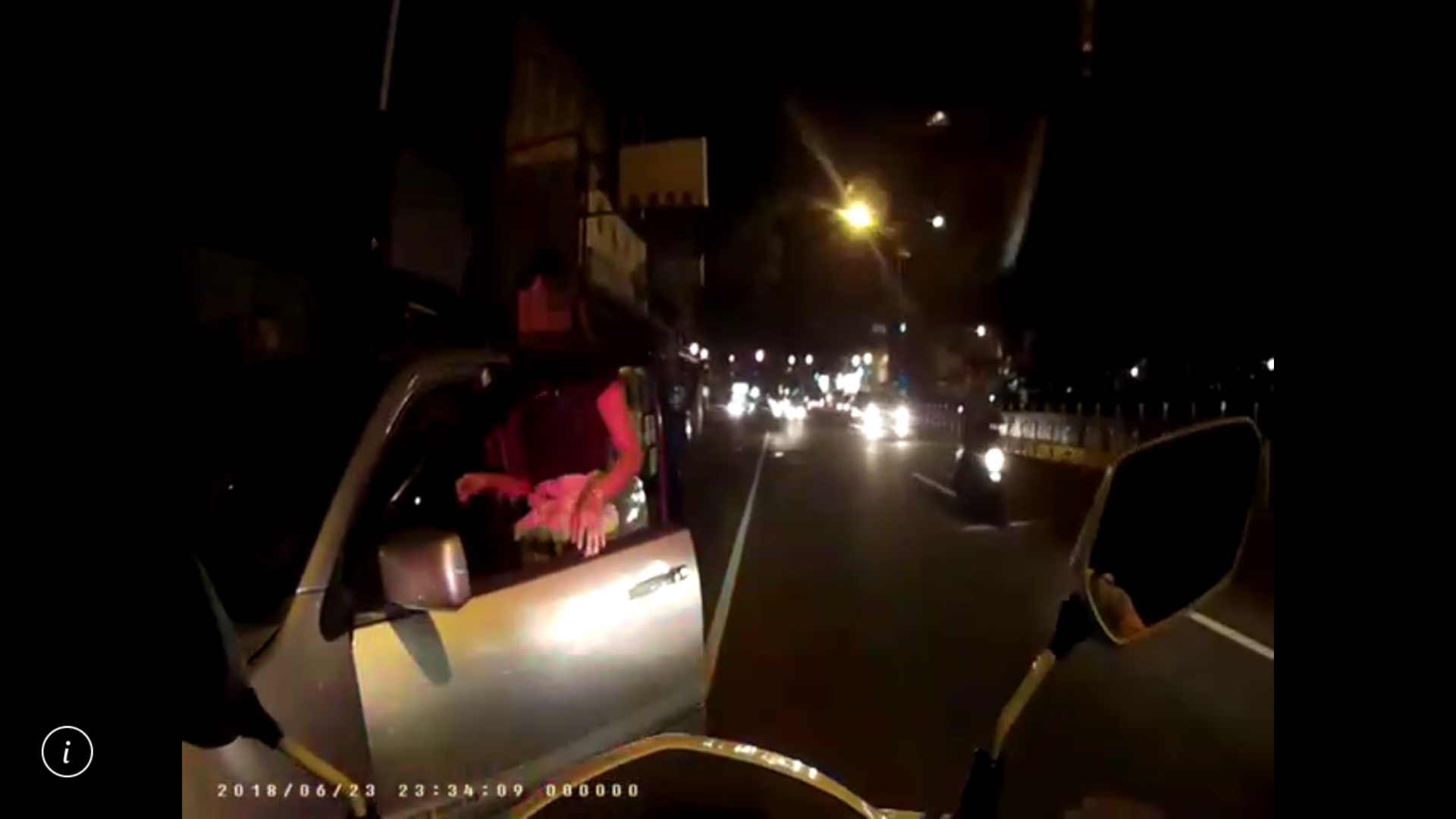 劉女打開副駕駛座車門，企圖冒充駕駛人。（警方提供）