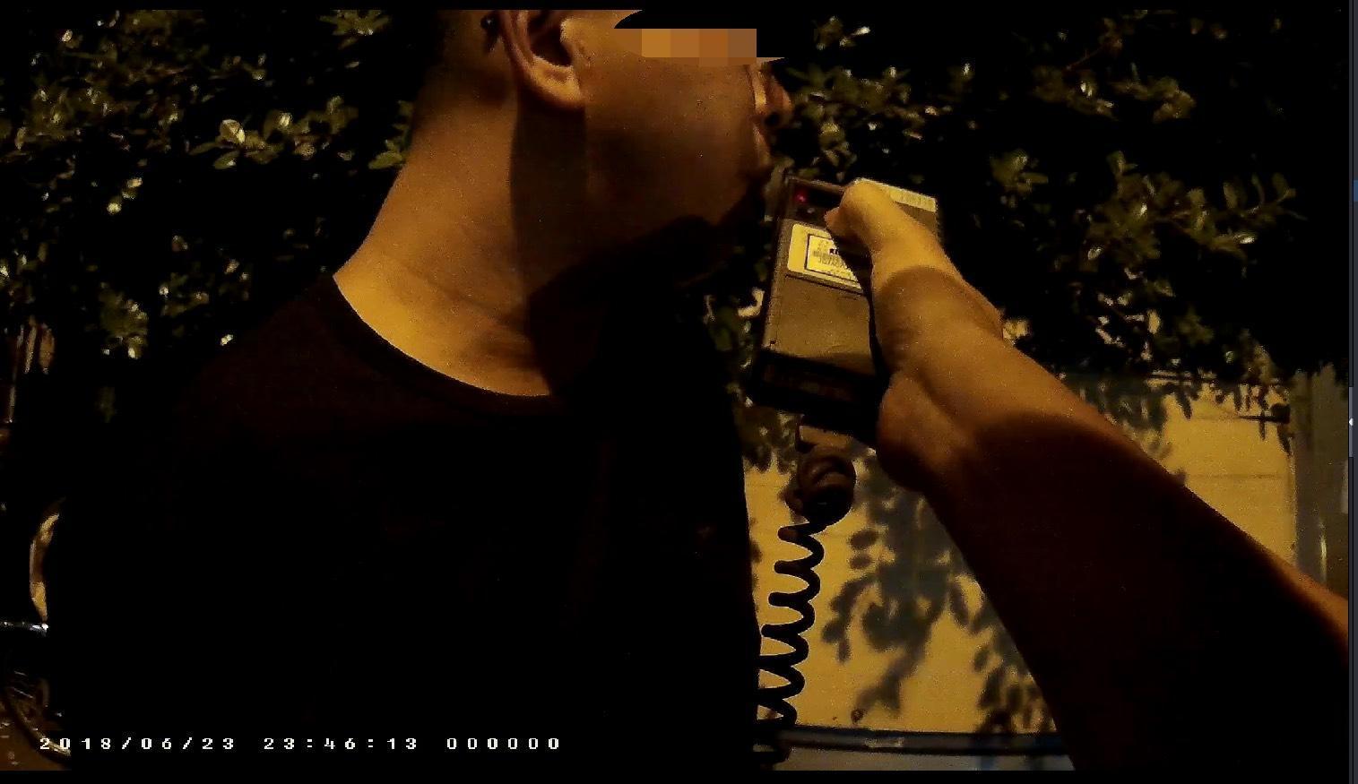萬男最後還是承認駕駛，配合酒測。（警方提供）