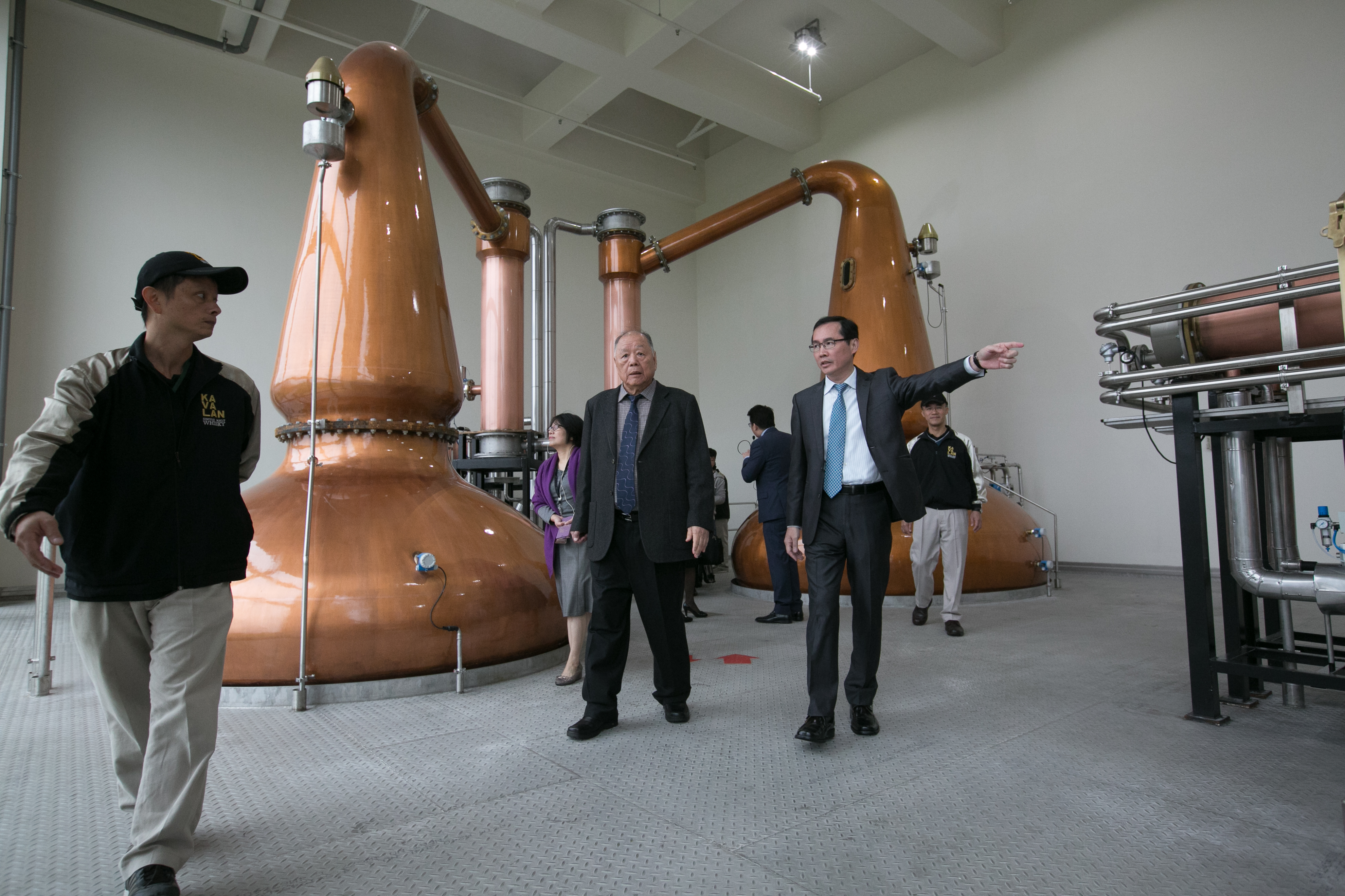 金車集團董事長李添財（左二）與李玉鼎（右一）父子聯手，證明台灣也能釀造出獲獎連連的單一麥芽威士忌。