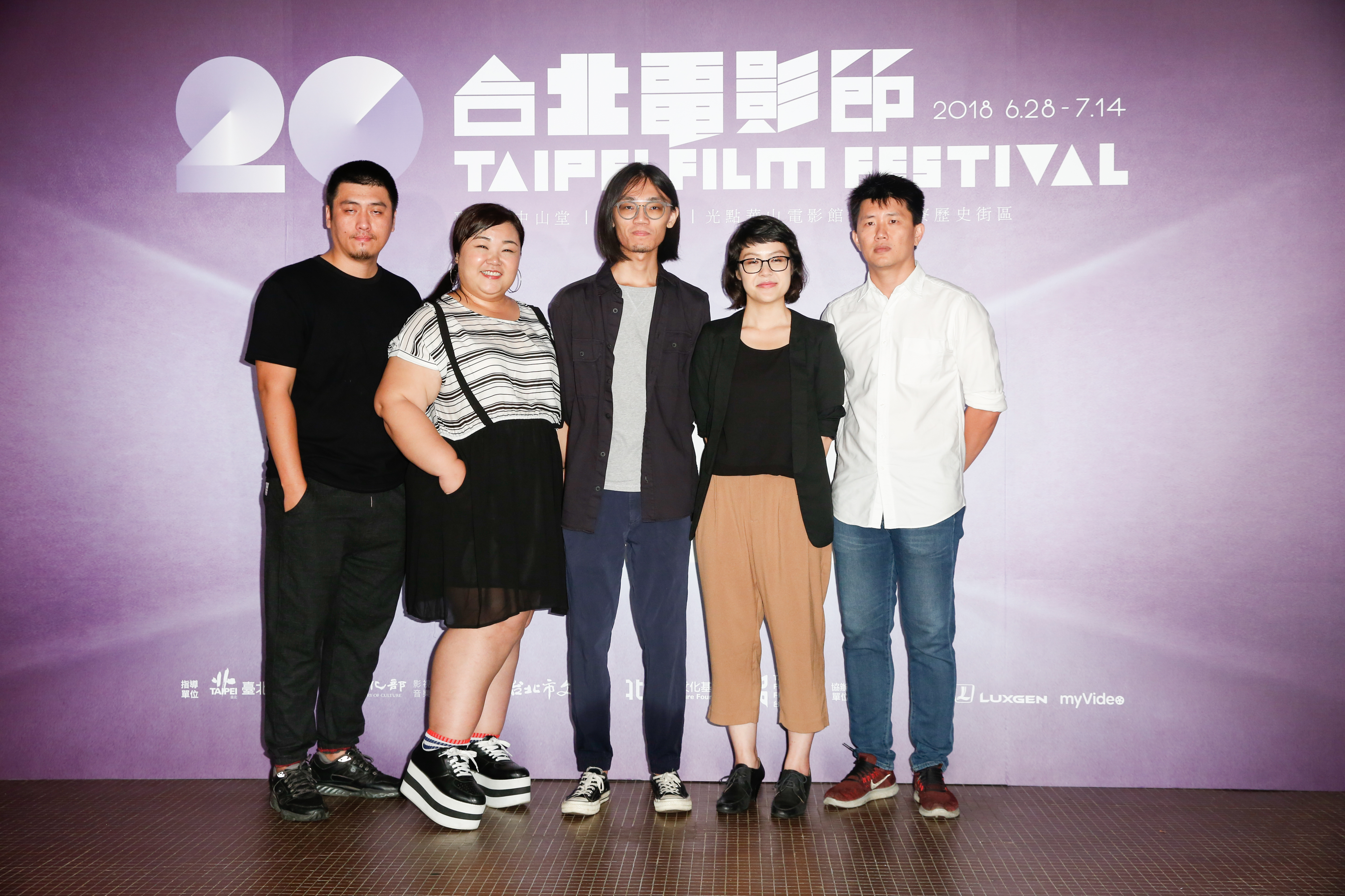 導演勒嘎舒米（左起）、演員廖慧珍、導演呂柏勳、導演謝沛如、導演廖克發，一起出席《十年台灣》台北電影節首映。 