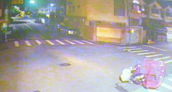 警方過濾監視器發現竊嫌將籠車固定於機車後方拖走，辨視度超高。（警方提供）