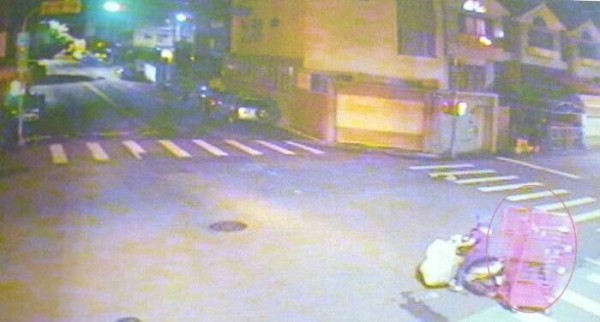警方過濾監視器發現竊嫌將籠車固定於機車後方拖走，辨視度超高。（警方提供）