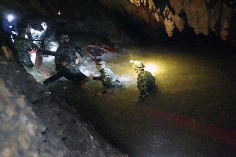 泰國軍方組成的救援隊伍深入積水洞窟。（東方IC）