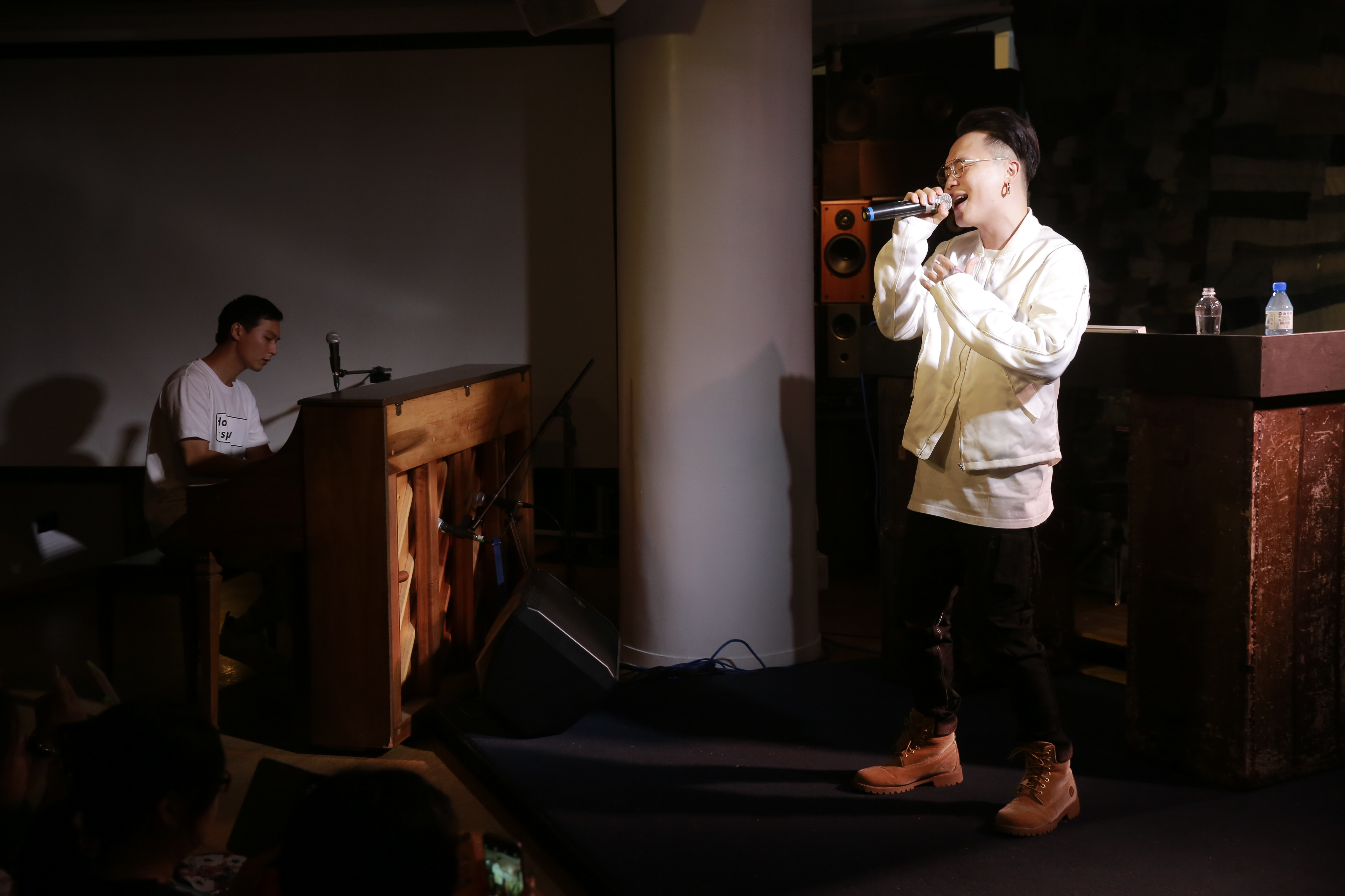 蕭秉治與嚴爵難得同台合唱。