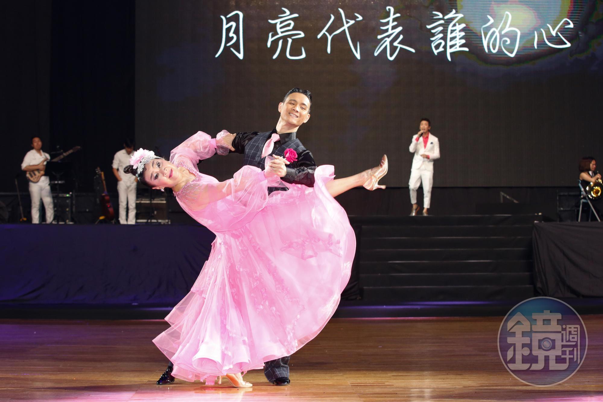 為了這次的中場演出，陶母王復蓉多次飛到香港與老師討論舞蹈的編排與練習。