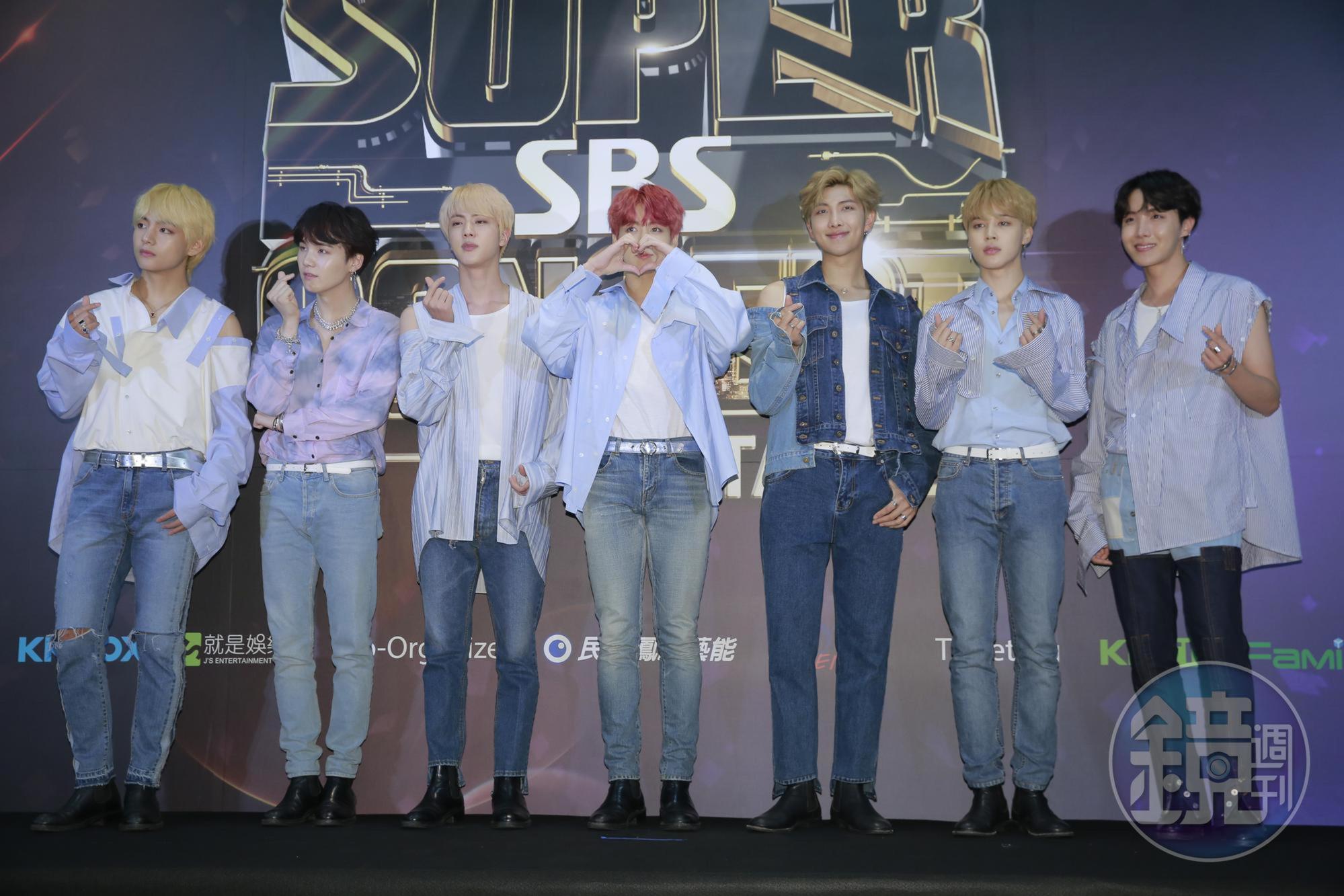 BTS防彈少年團出席SBS SUPER CONCERT,接受媒體拍照。成員左起:V、SUGA、JIN、Jung Kook、RM、Jimin與JHOPE。